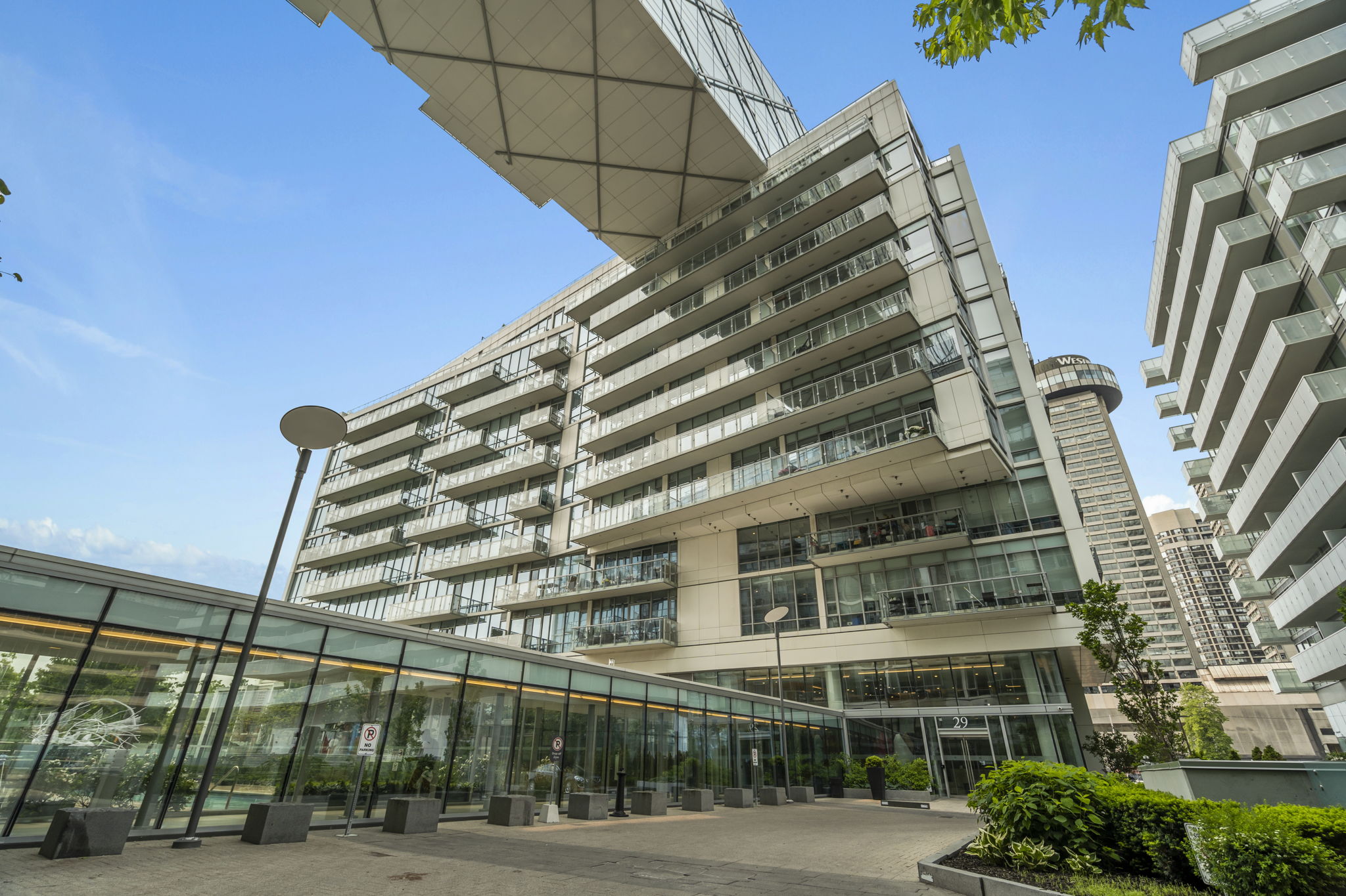 29 Queens Quay E Unit TH123 Toronto, ON M5E 0A4