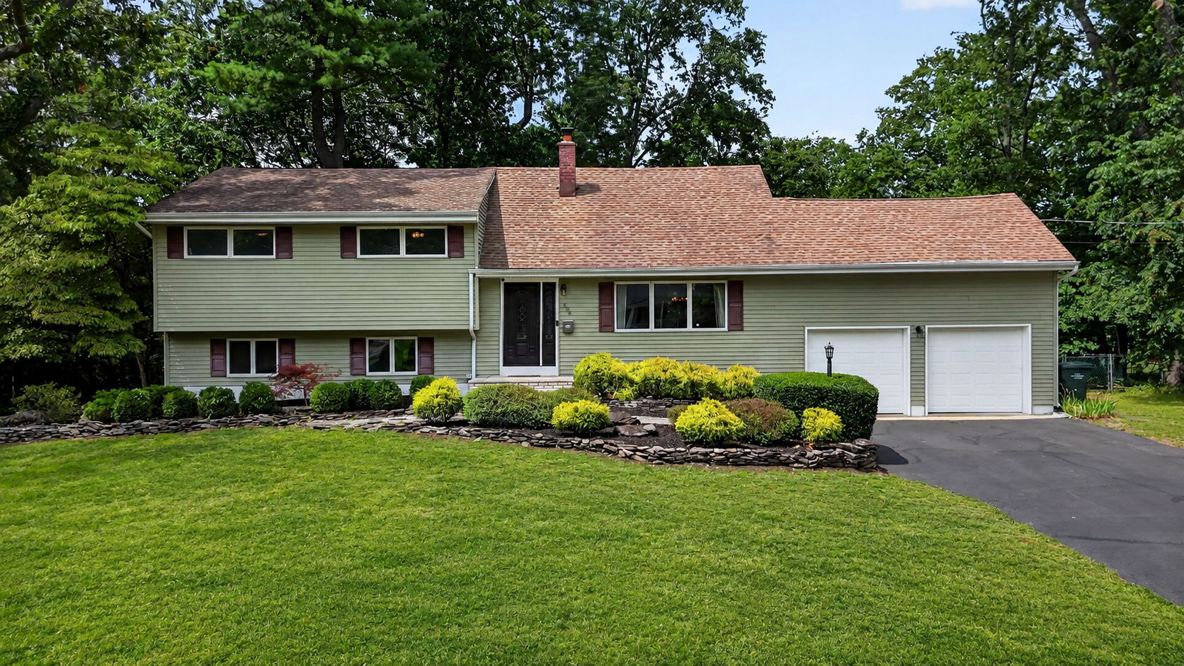 Welcome to 290 Riveredge Rd!