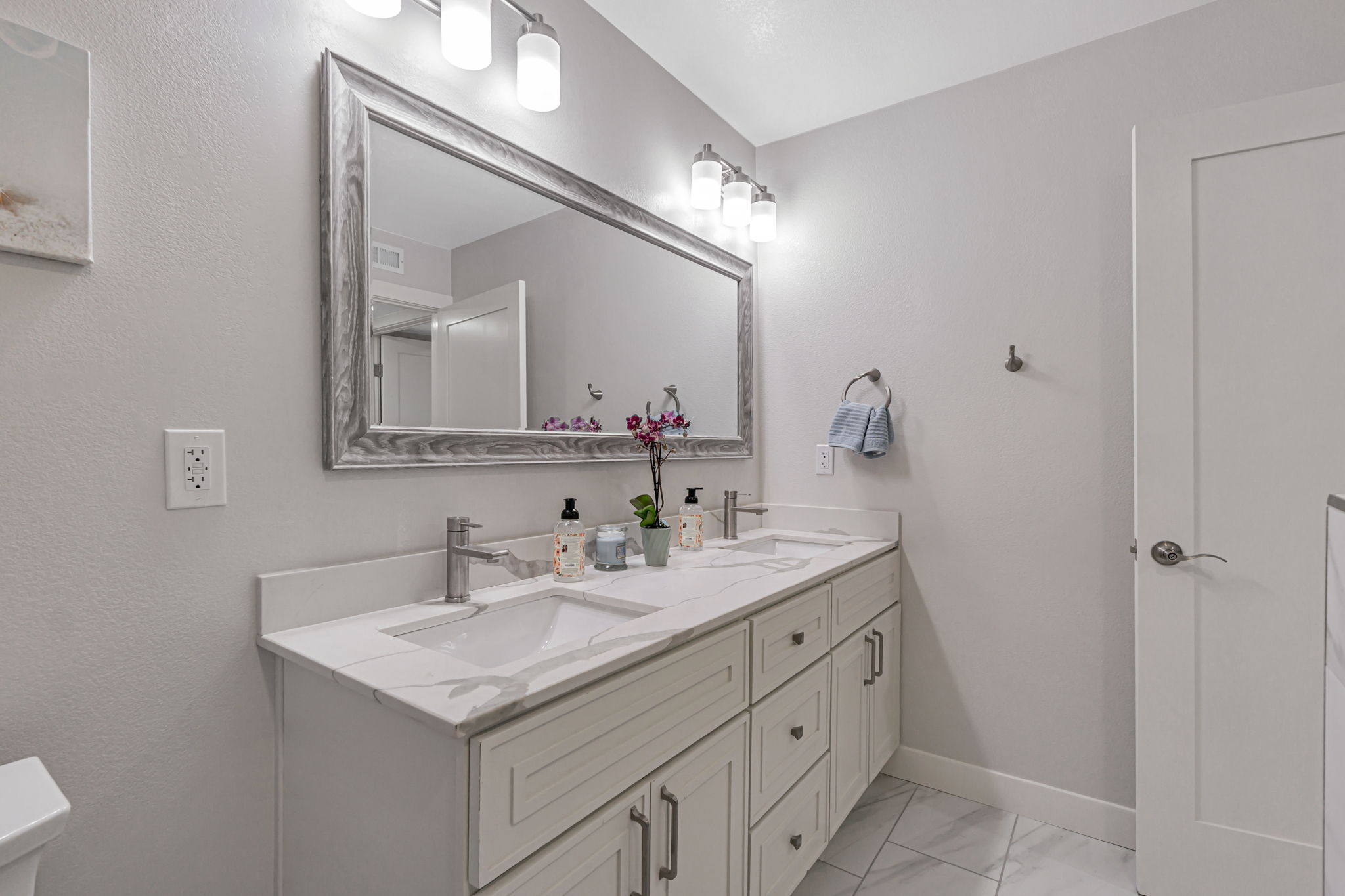 031_2900 Tice Creek Dr