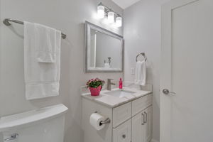 033_2900 Tice Creek Dr