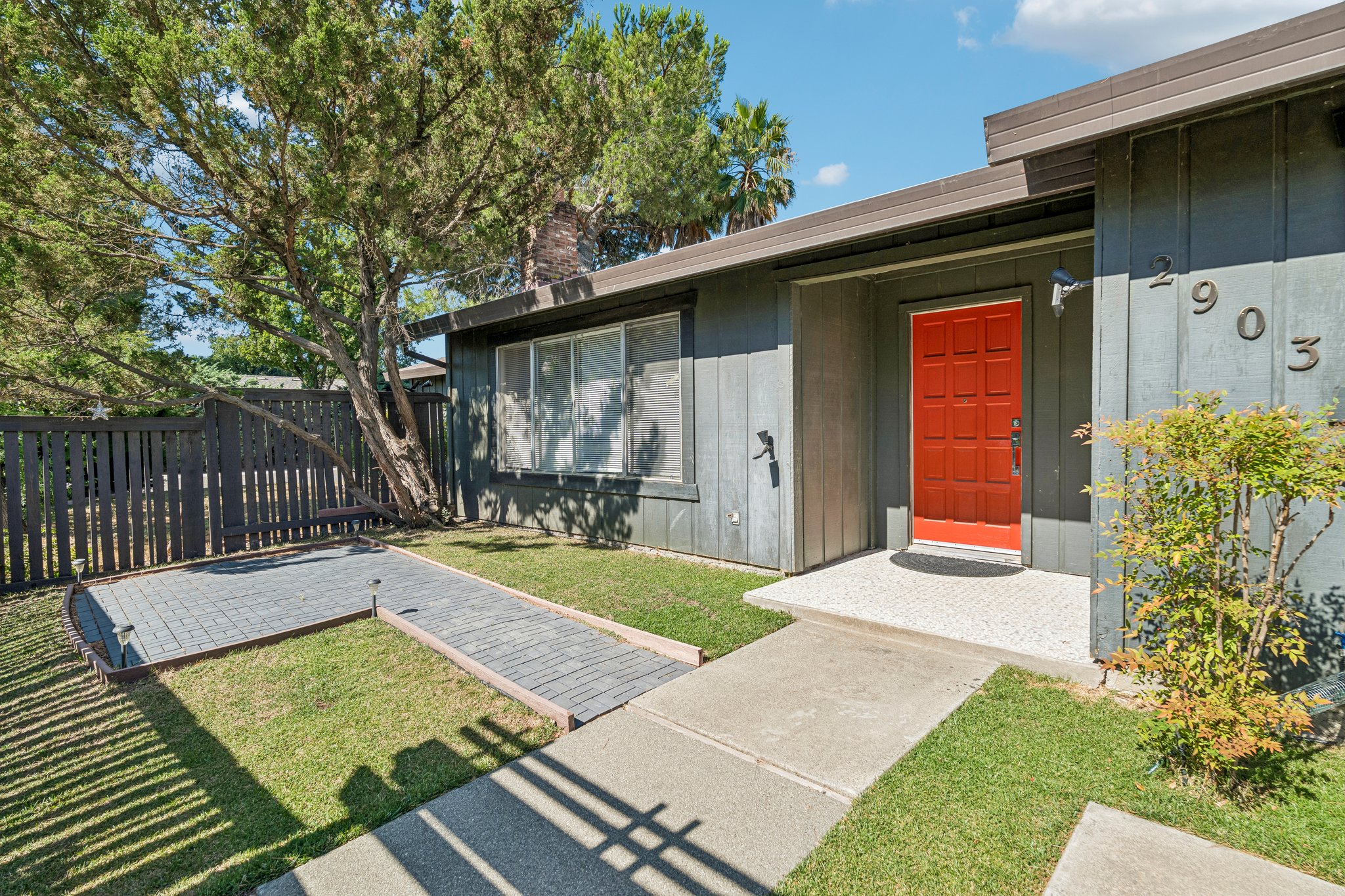 Corona Dr-S0407-003.jpg