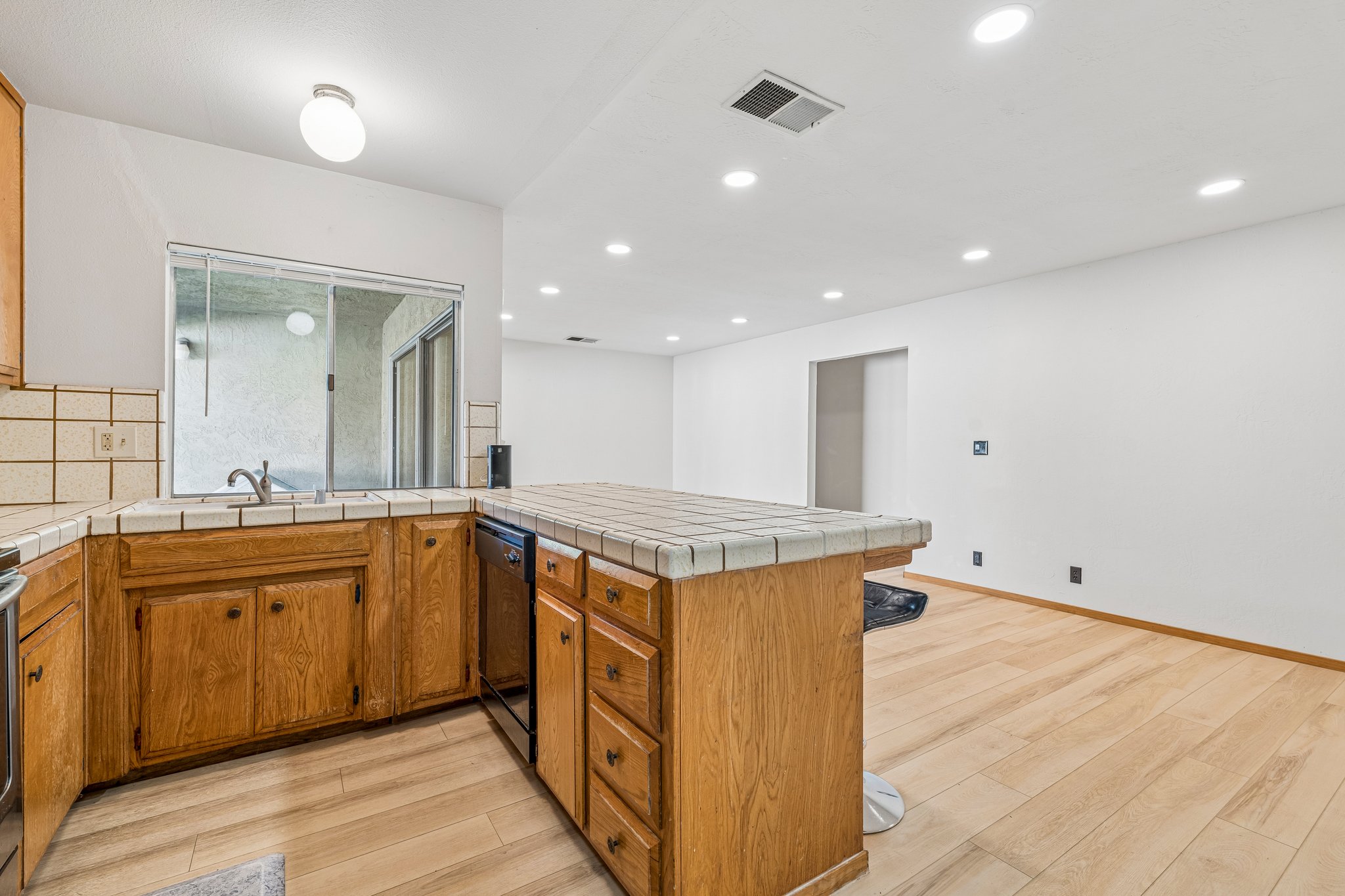 Corona Dr-S0407-012.jpg