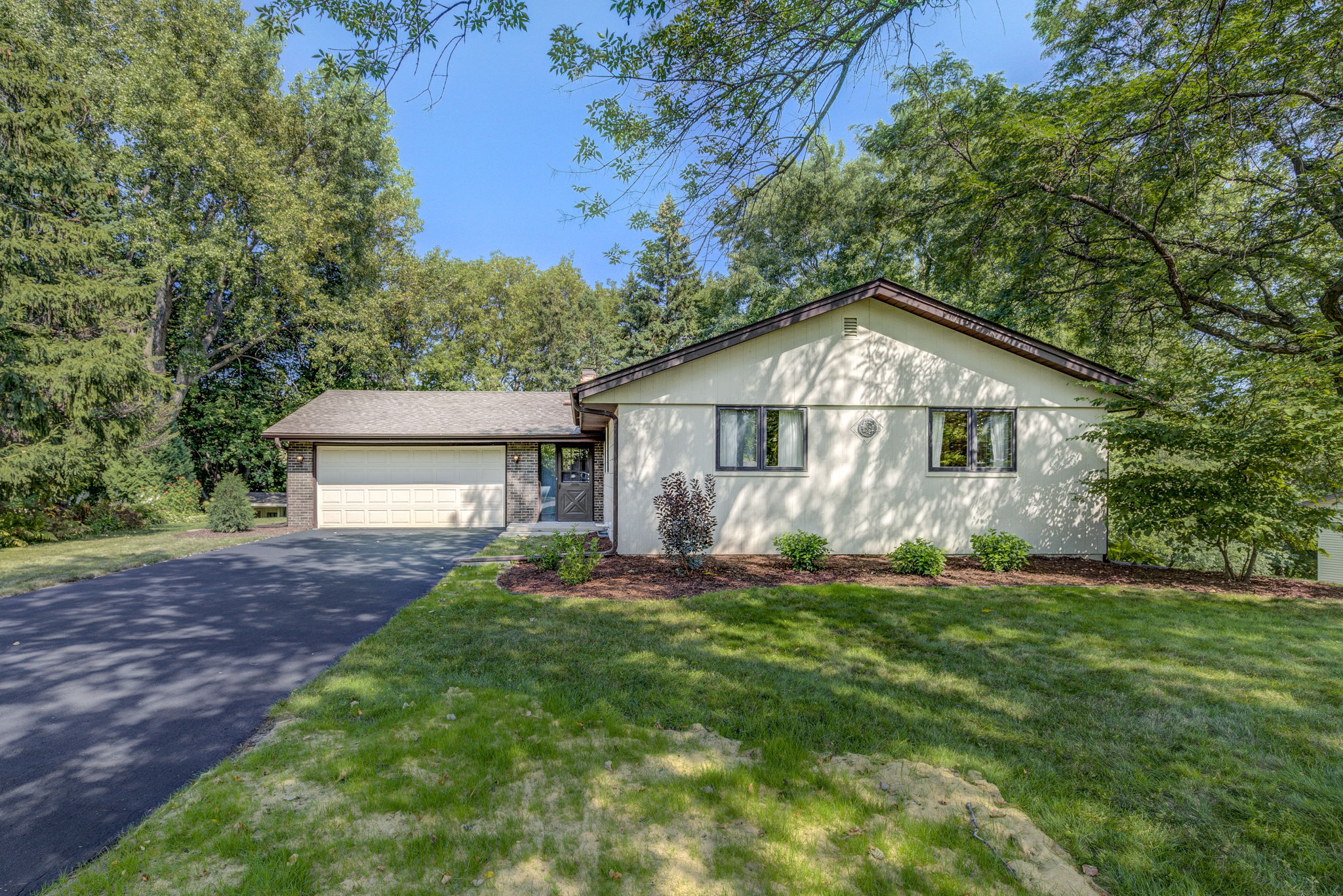  2906 Country Wood Dr, Burnsville, MN 55337, US