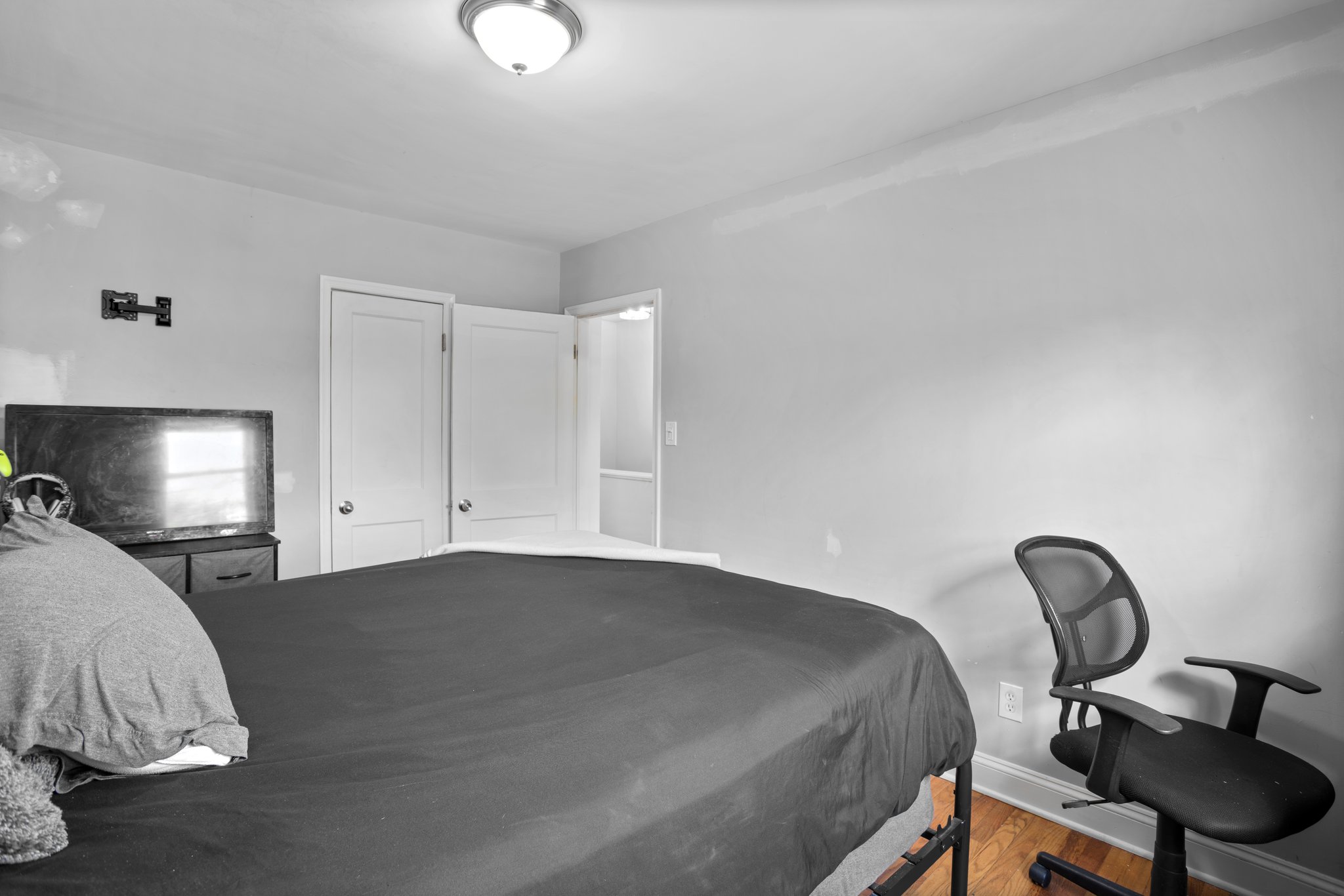 17. Upper bedroom.jpg