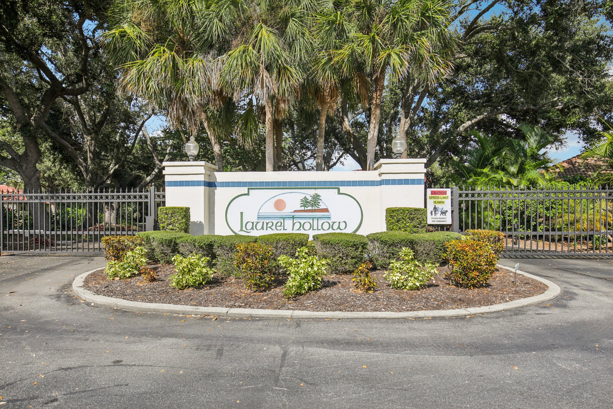 Laurel Hollow Dr-2511-901.jpg