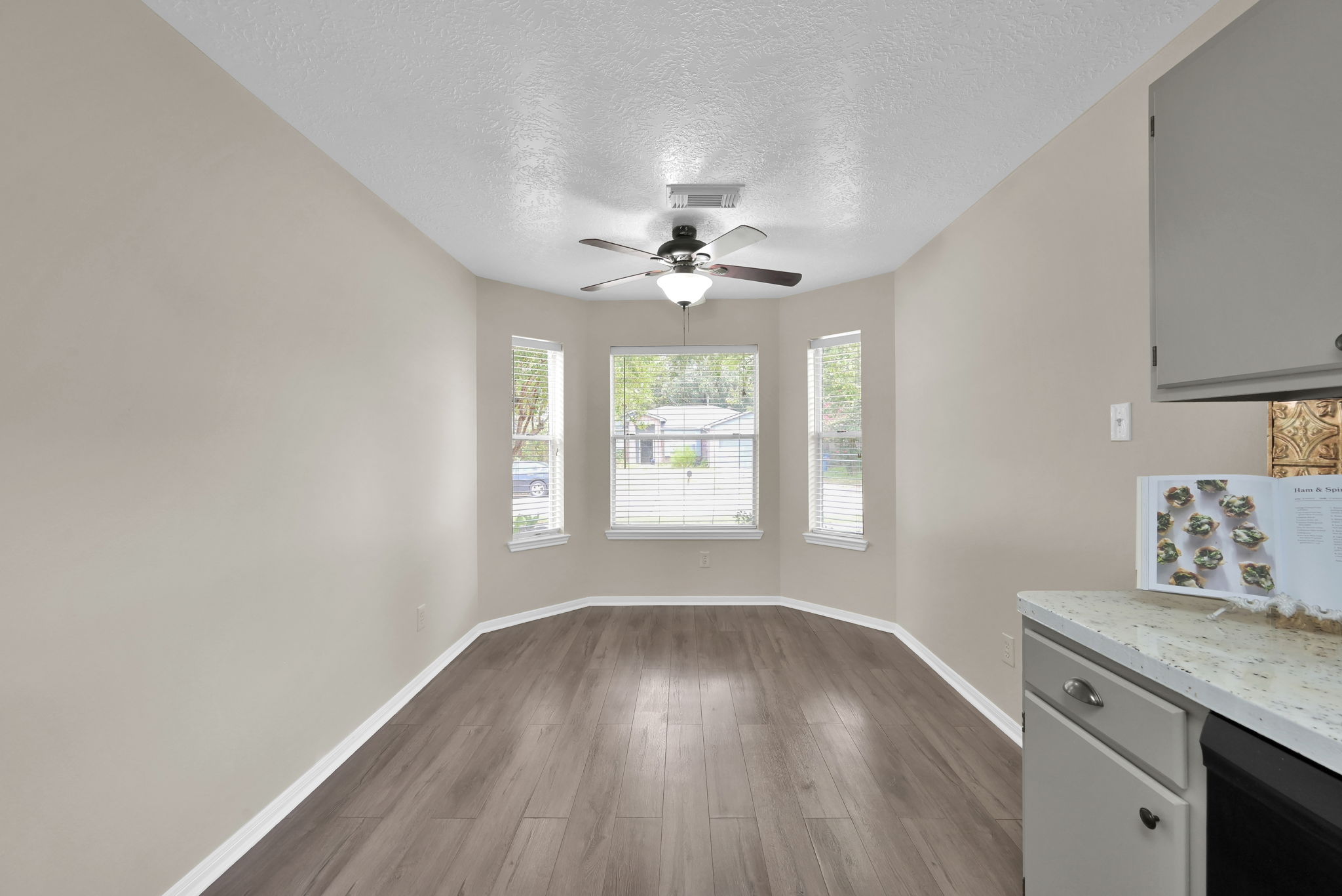 Another "quick look" at the Breakfast area (looks out to the beautiful front yard).