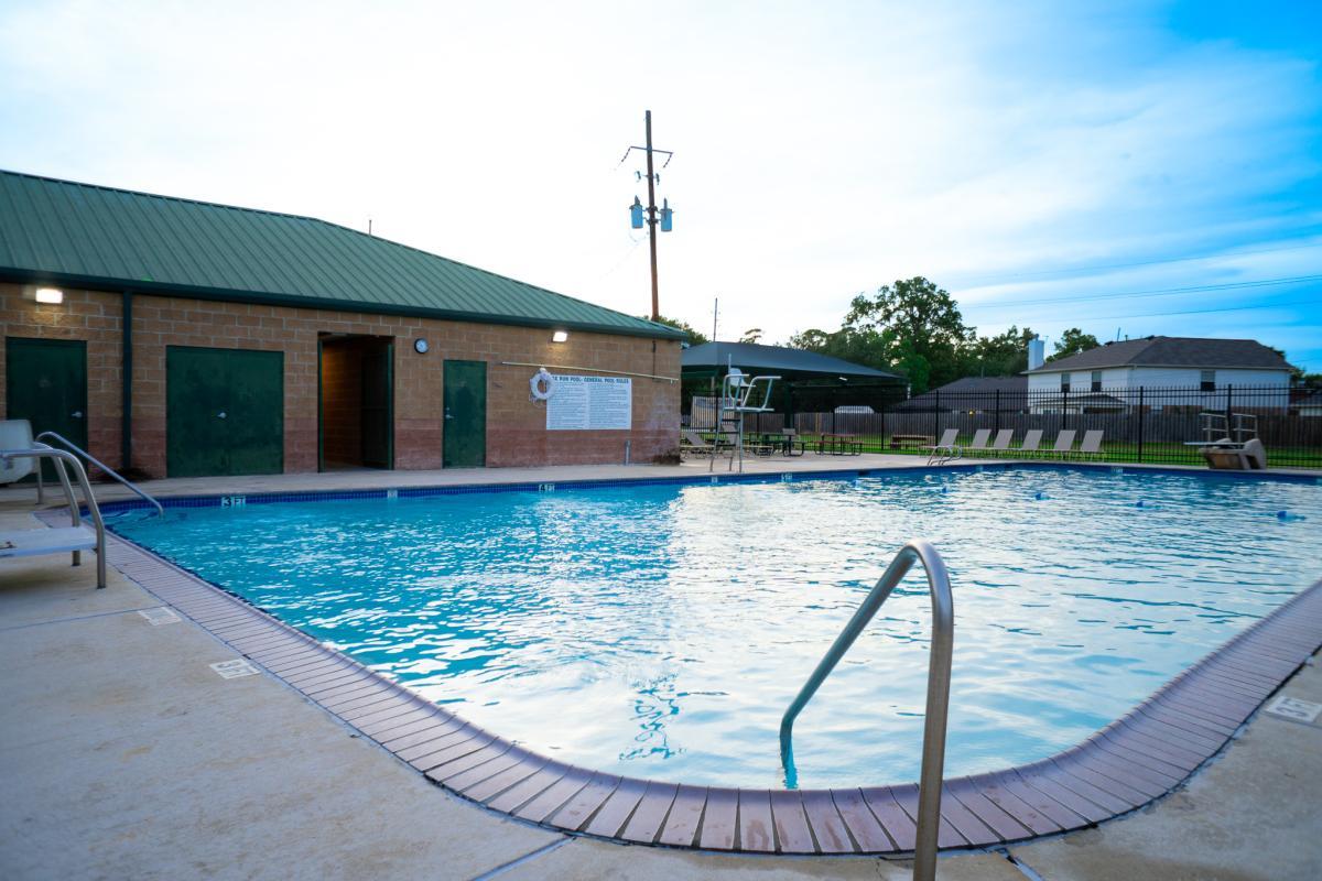 Fox Run Community Pool (& Clubhouse)