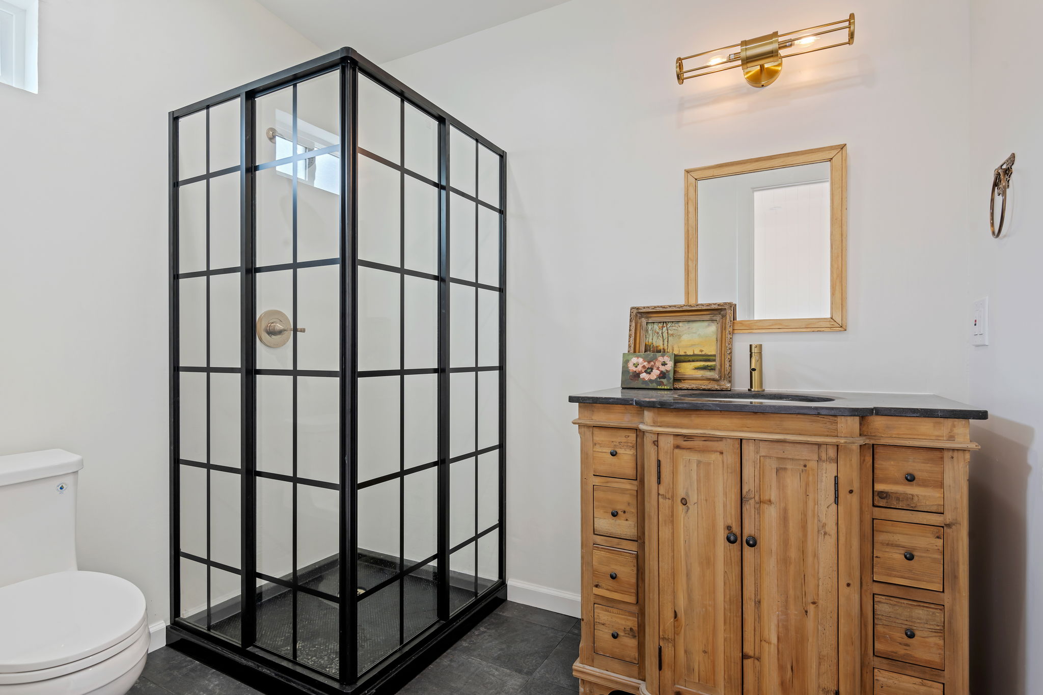 05- Den Bathroom