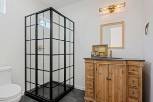 05- Den Bathroom