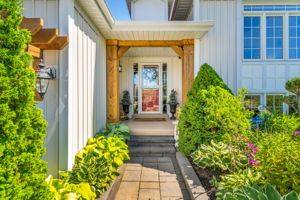 Front Porch/Entrance