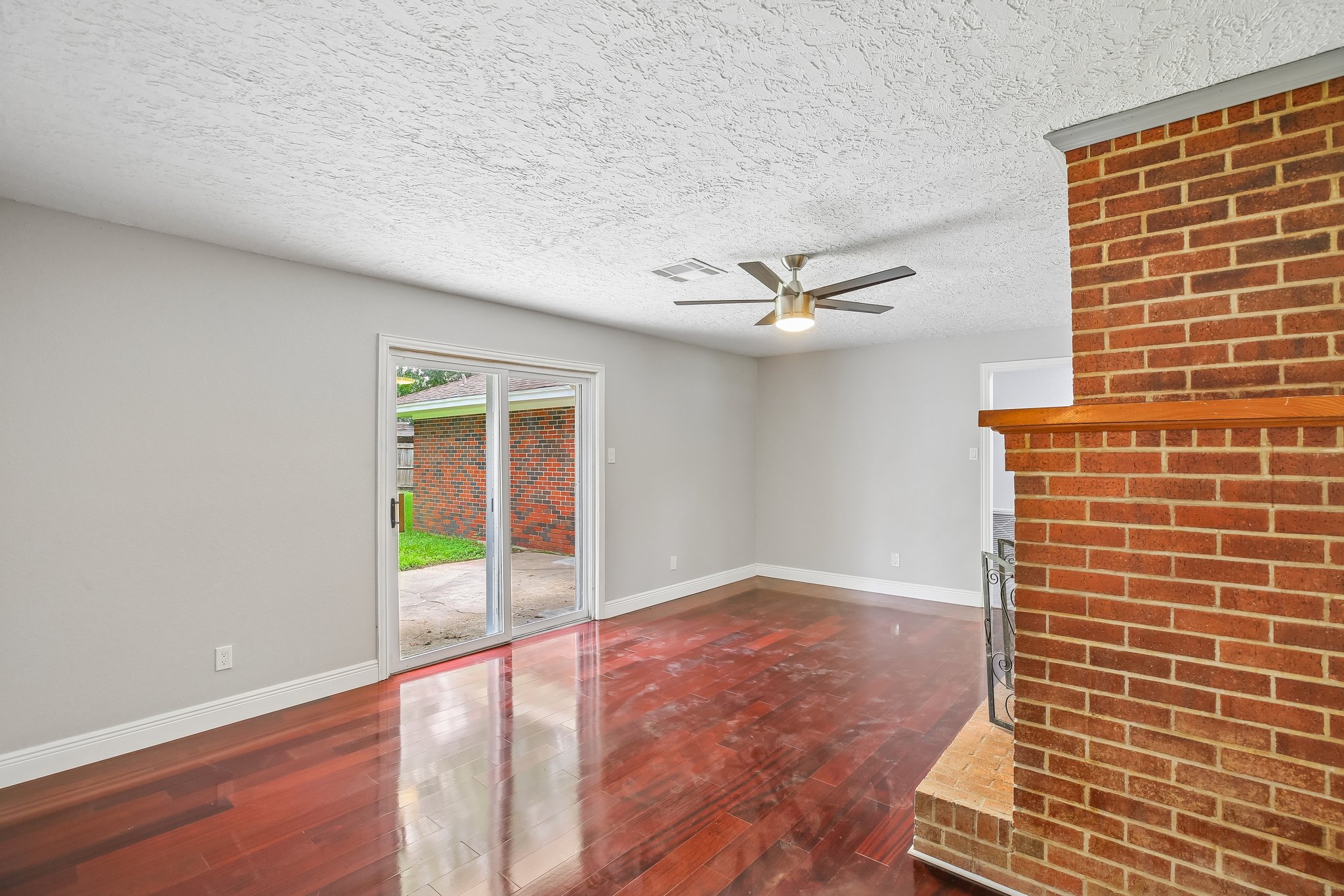 2921 Oak Dr-S2406-004.jpg