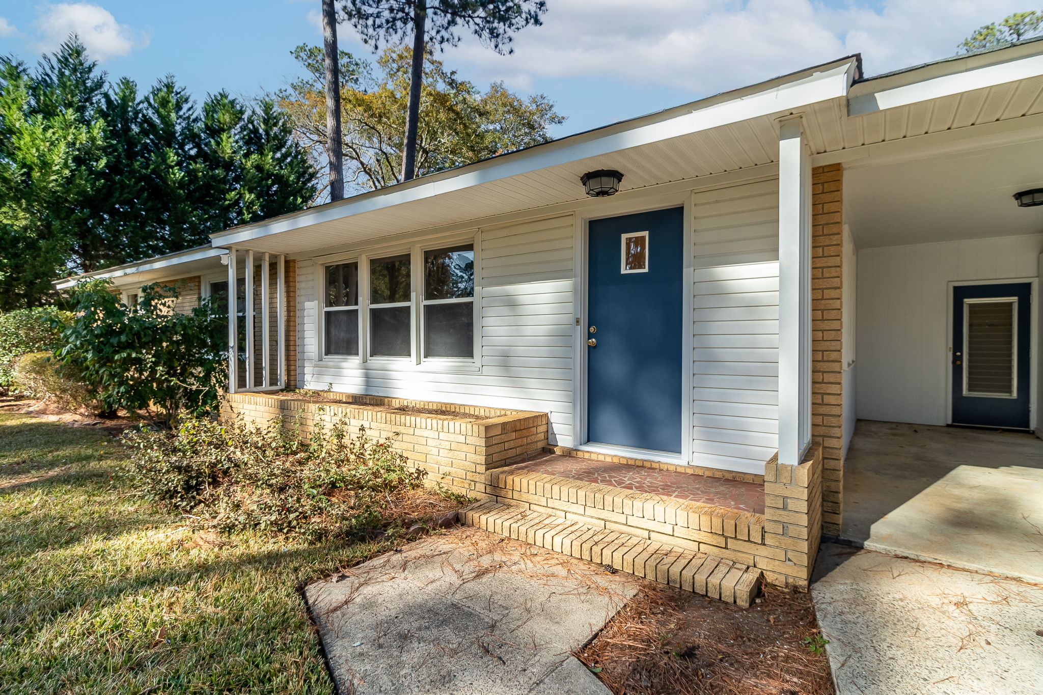 Front Porch/Entrance