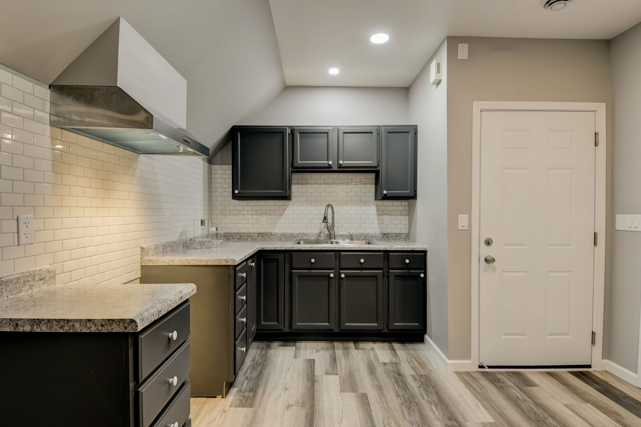 W Hayes Ave-026