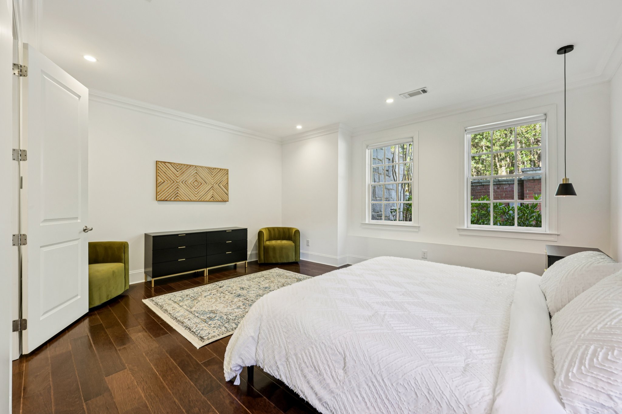 Hermance Dr NE-S0412-020.jpg