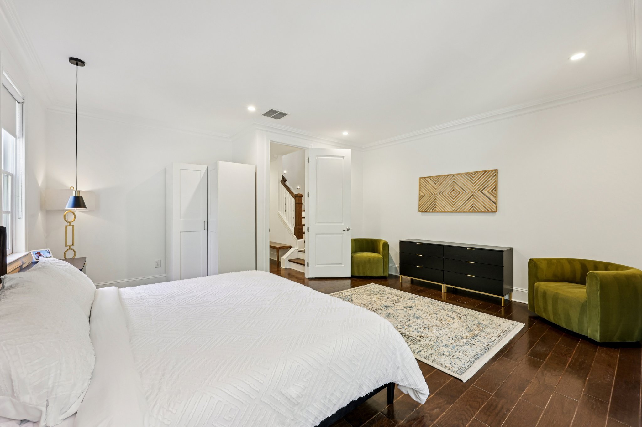 Hermance Dr NE-S0412-021.jpg