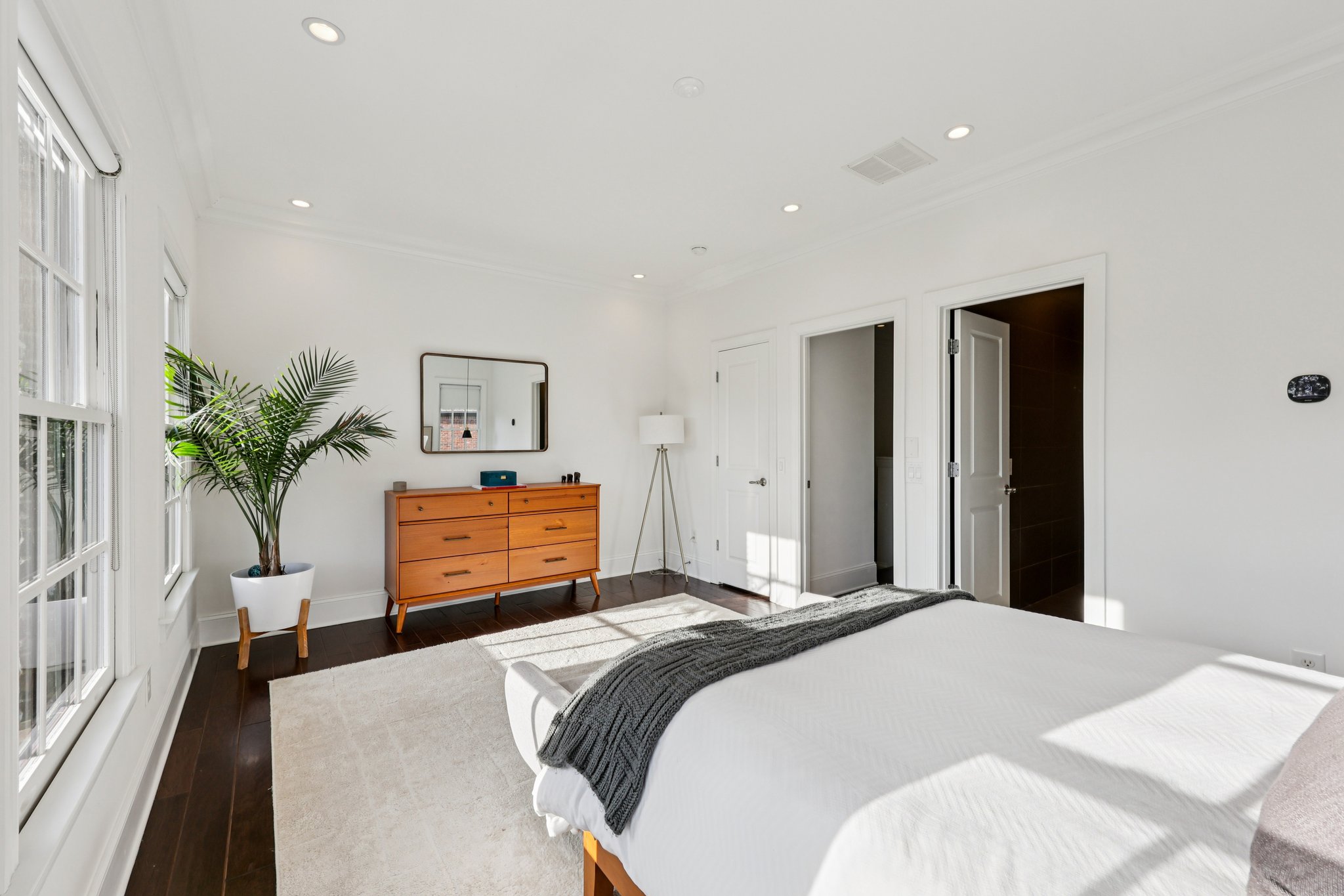 Hermance Dr NE-S0412-026.jpg