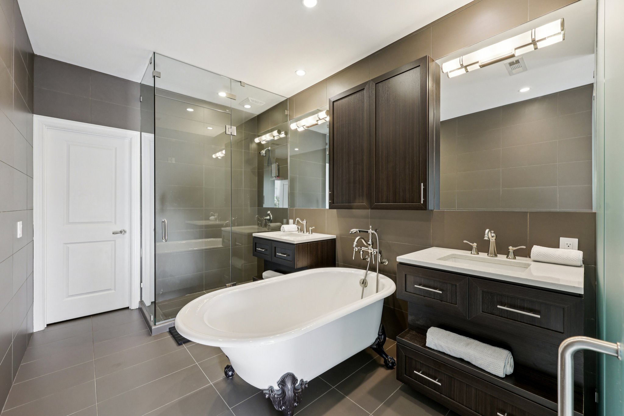 Hermance Dr NE-S0412-028.jpg