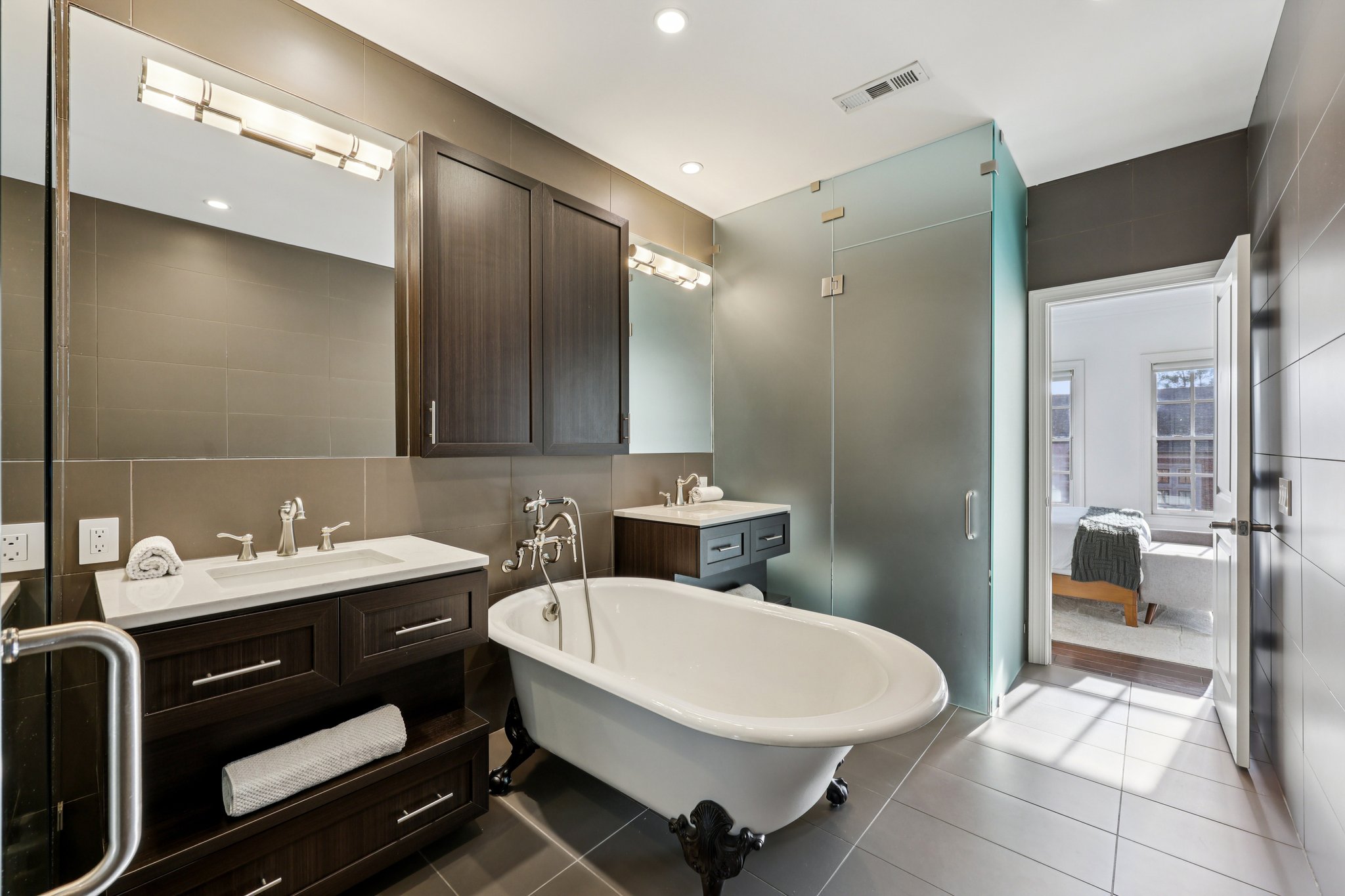 Hermance Dr NE-S0412-029.jpg