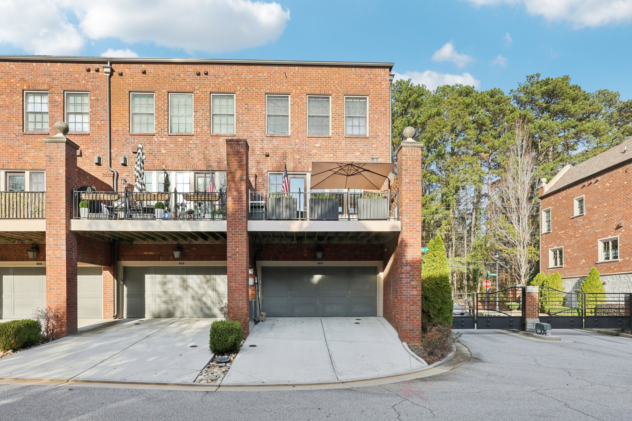 Hermance Dr NE-S0412-035.jpg