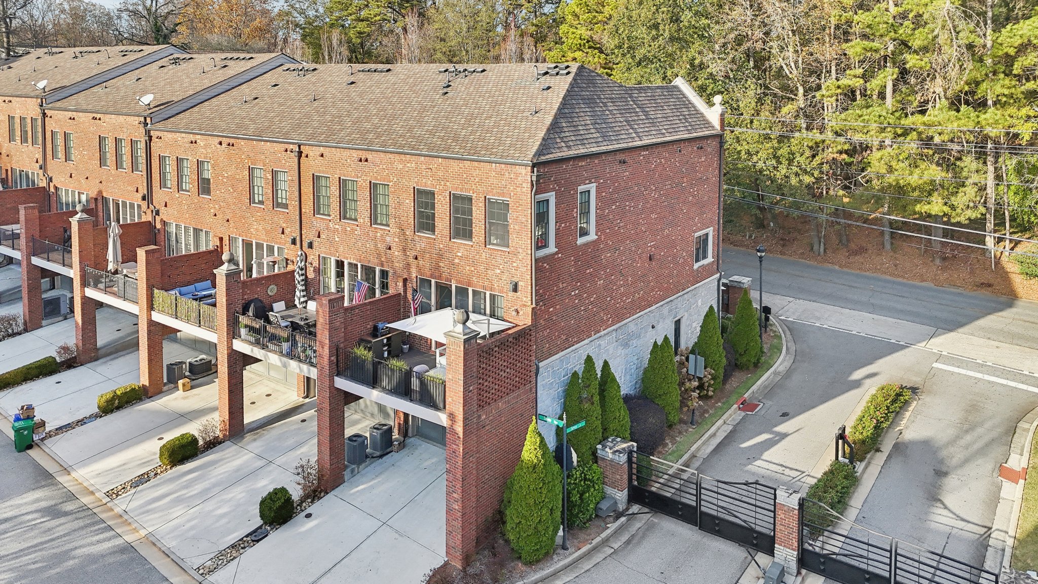 Hermance Dr NE-S0412-044.jpg