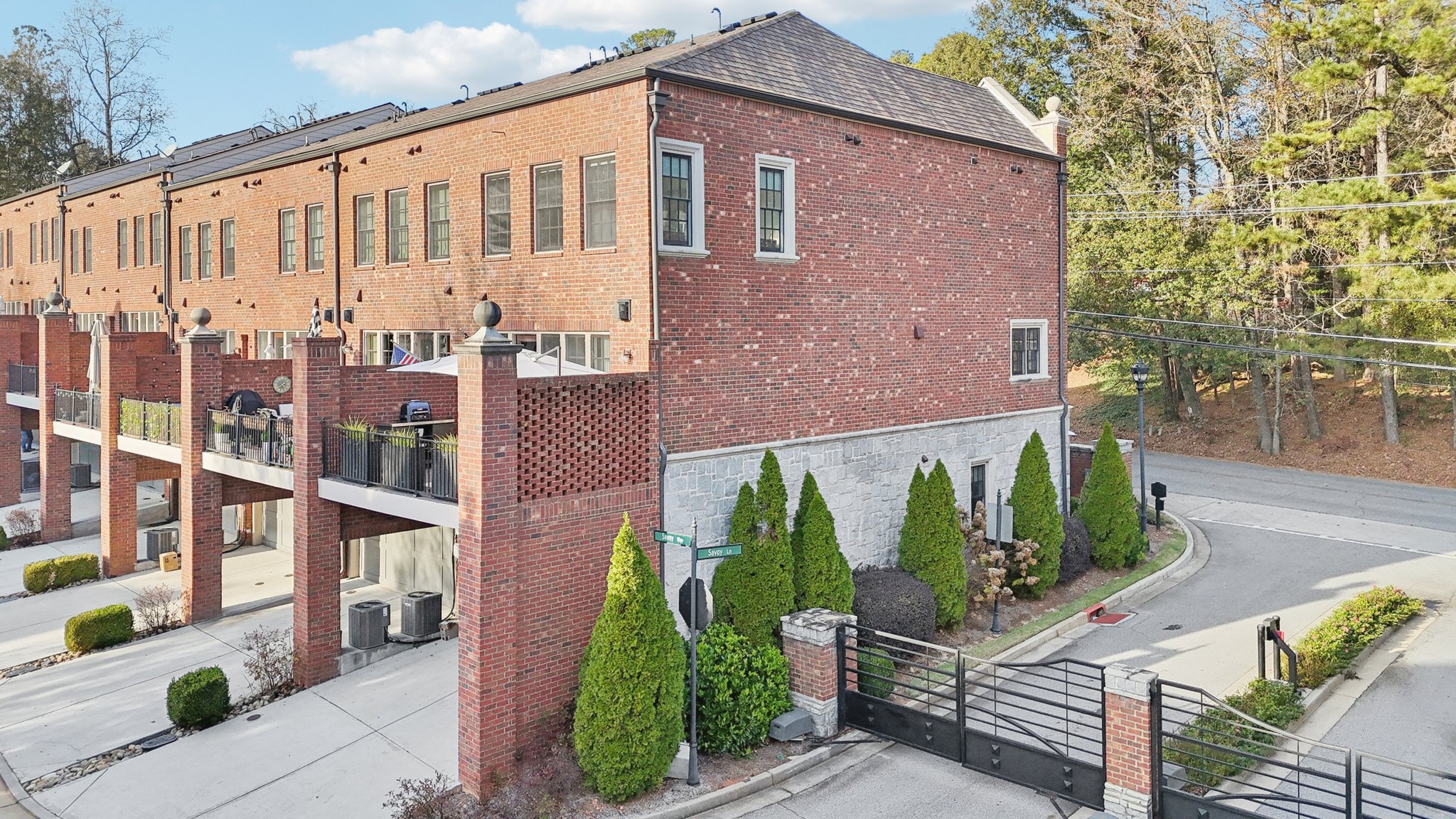 Hermance Dr NE-S0412-045.jpg