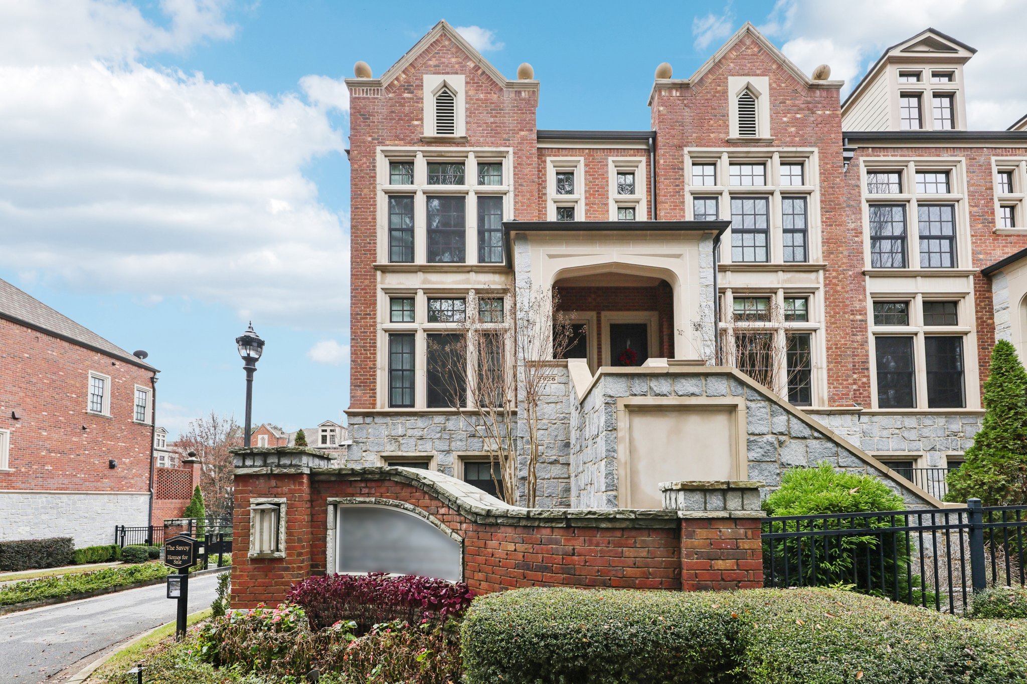 Hermance Dr NE-S0912-001.jpg