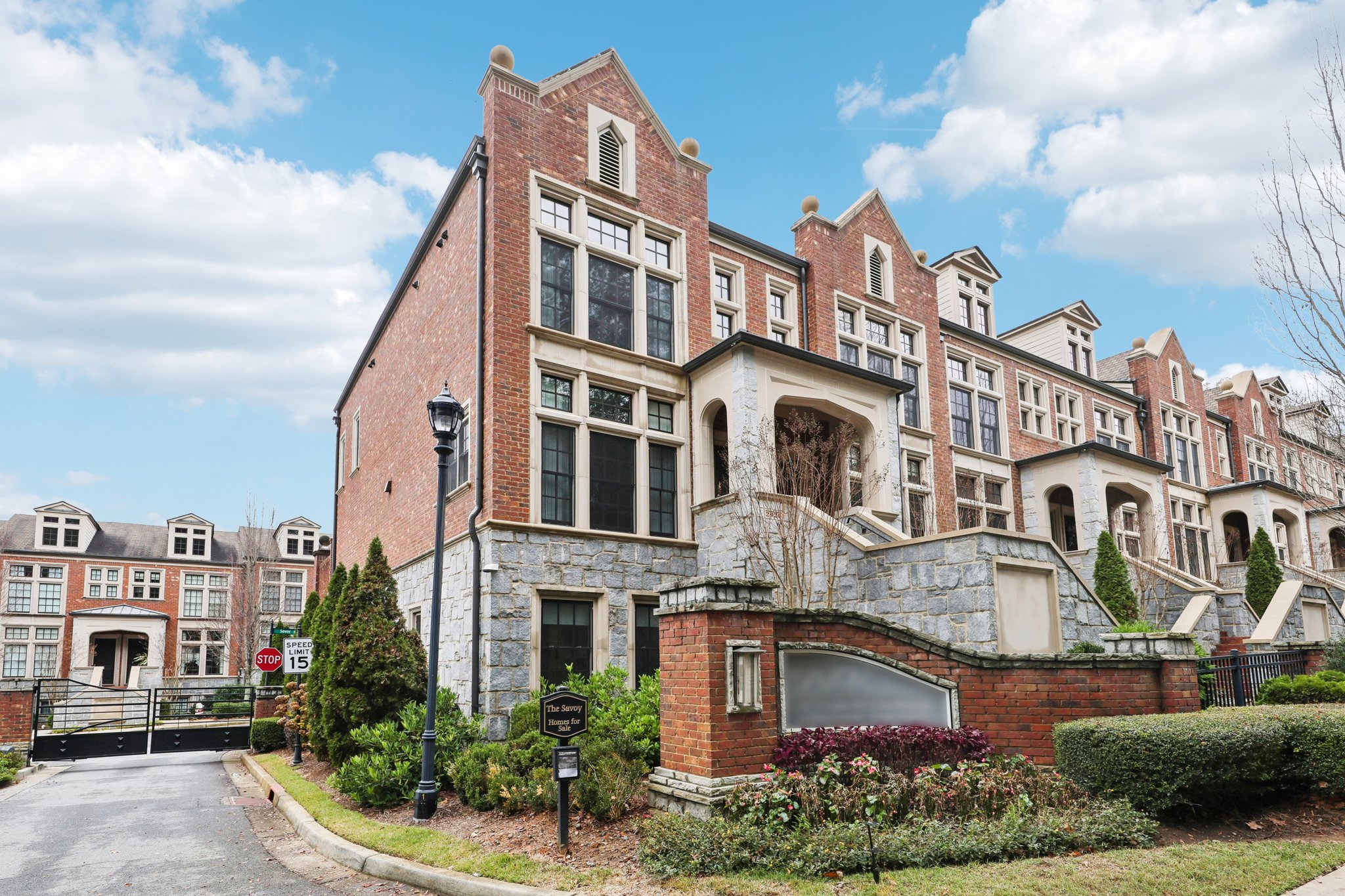 Hermance Dr NE-S0912-003.jpg