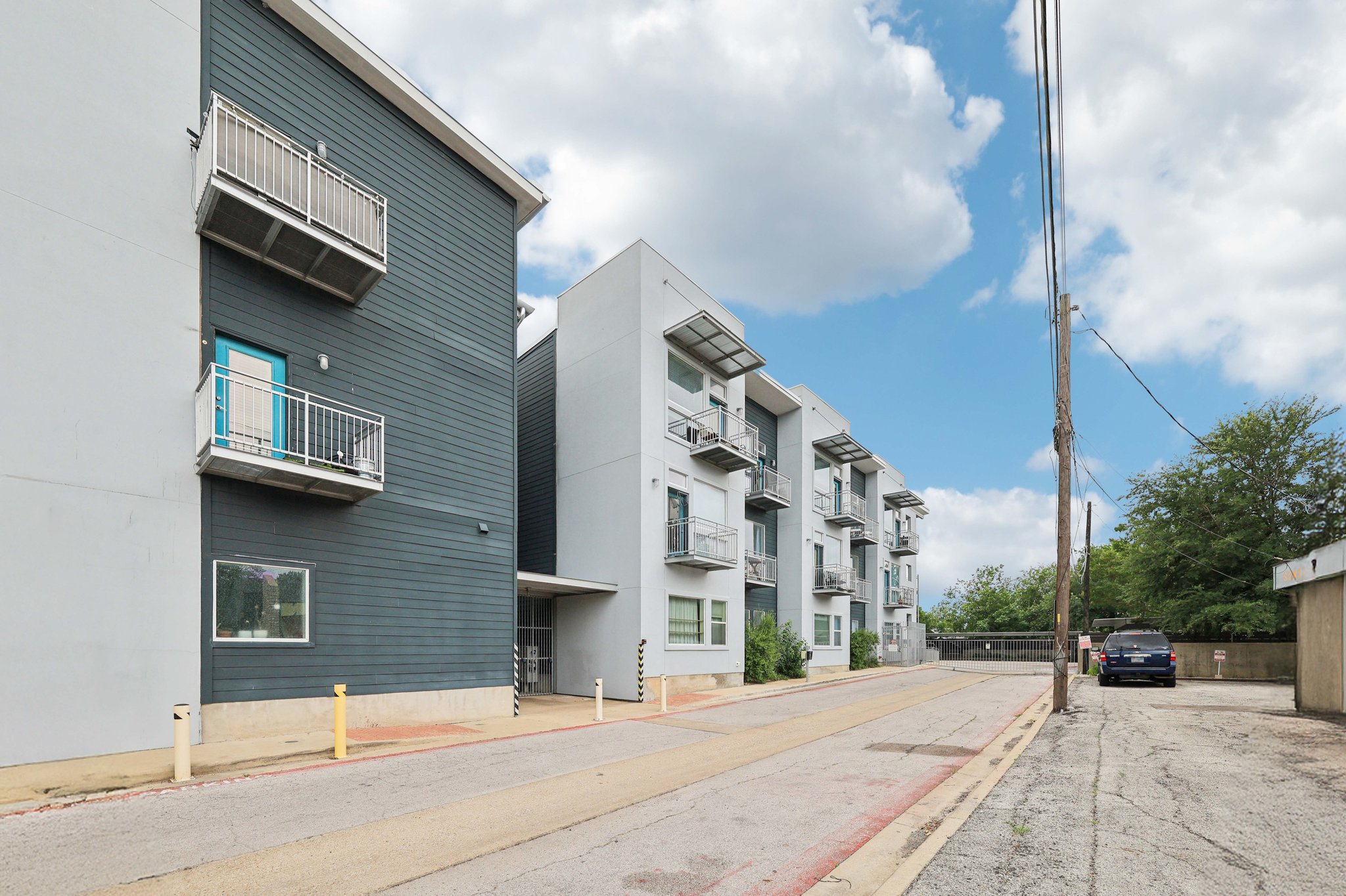 E 12th St unit 206-0506-003.jpg