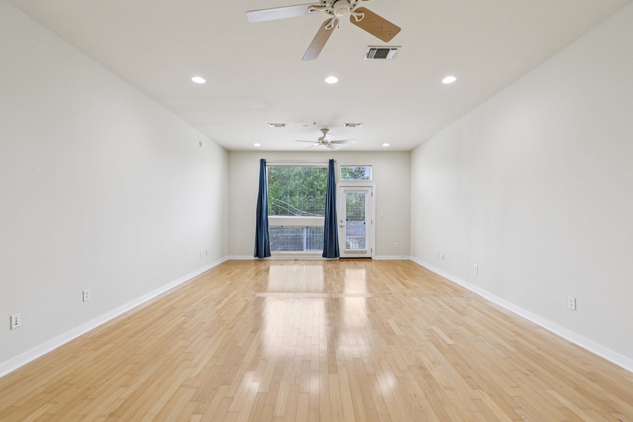 E 12th St unit 206-0506-008.jpg