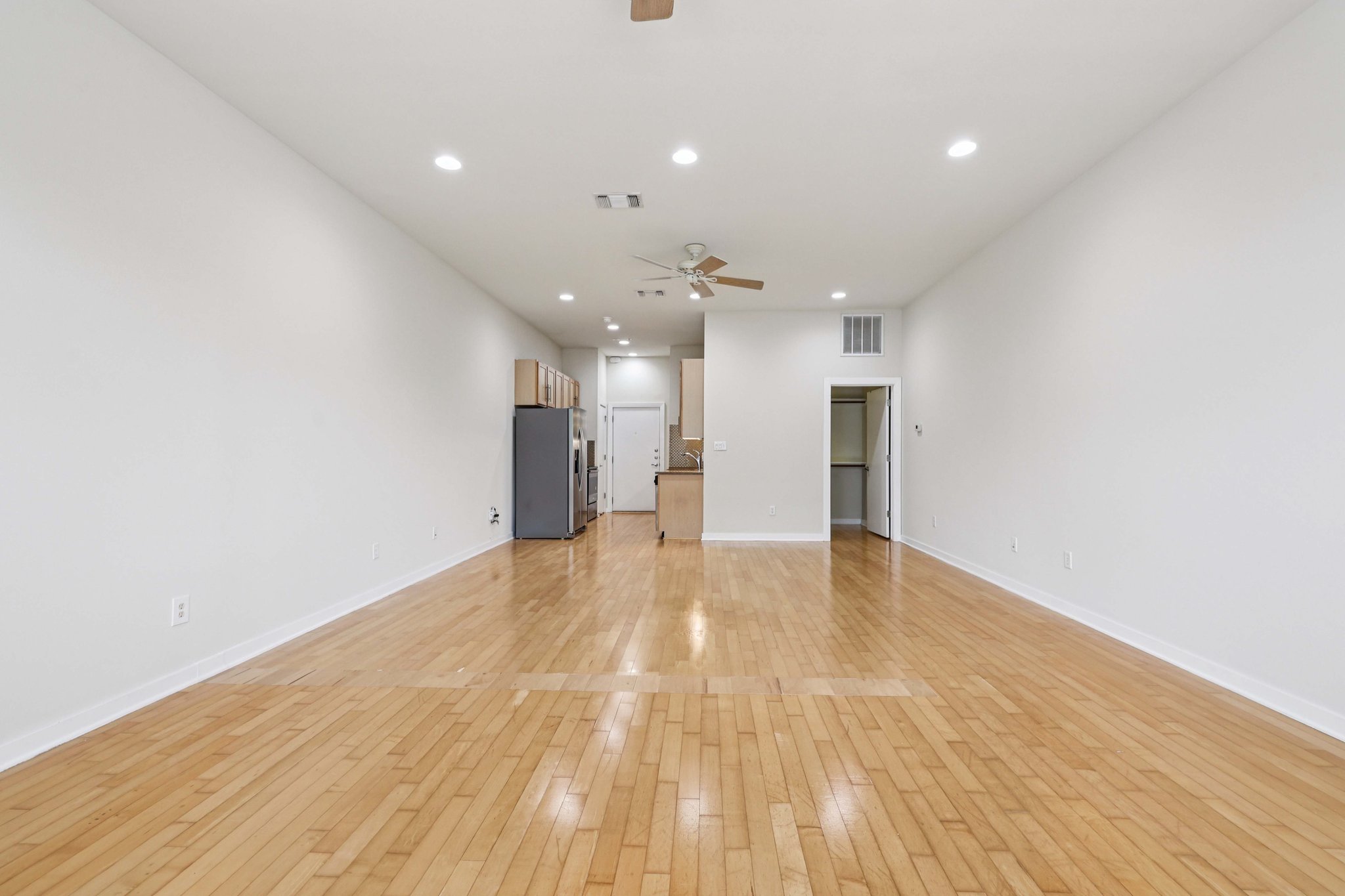 E 12th St unit 206-0506-013.jpg
