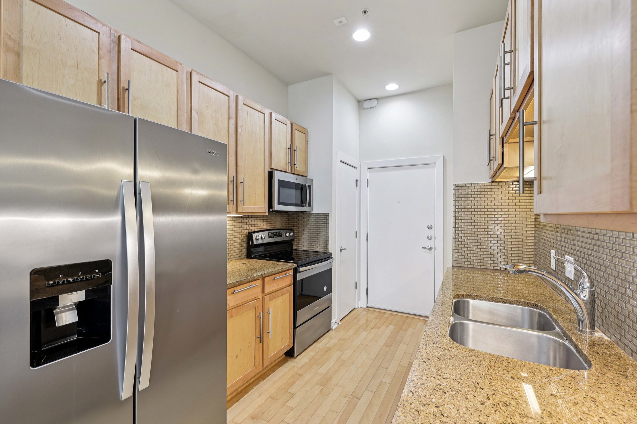 E 12th St unit 206-0506-016.jpg