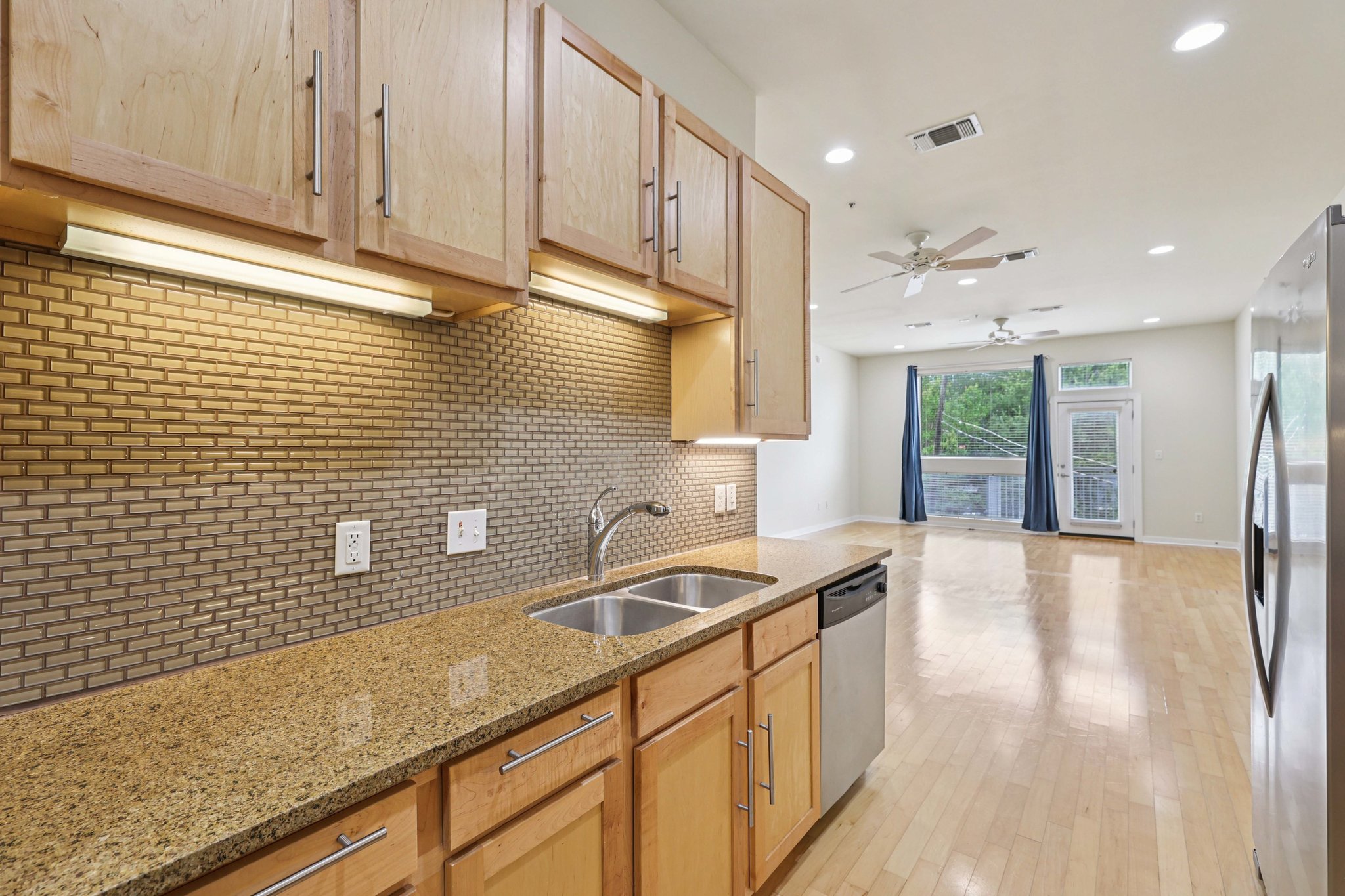 E 12th St unit 206-0506-019.jpg