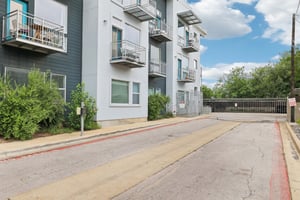 E 12th St unit 206-0506-004.jpg