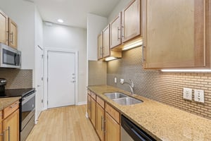 E 12th St unit 206-0506-014.jpg