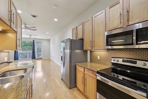 E 12th St unit 206-0506-018.jpg