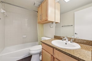 E 12th St unit 206-0506-020.jpg