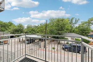 E 12th St unit 206-0506-022.jpg
