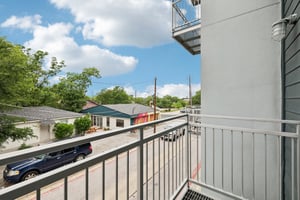 E 12th St unit 206-0506-023.jpg