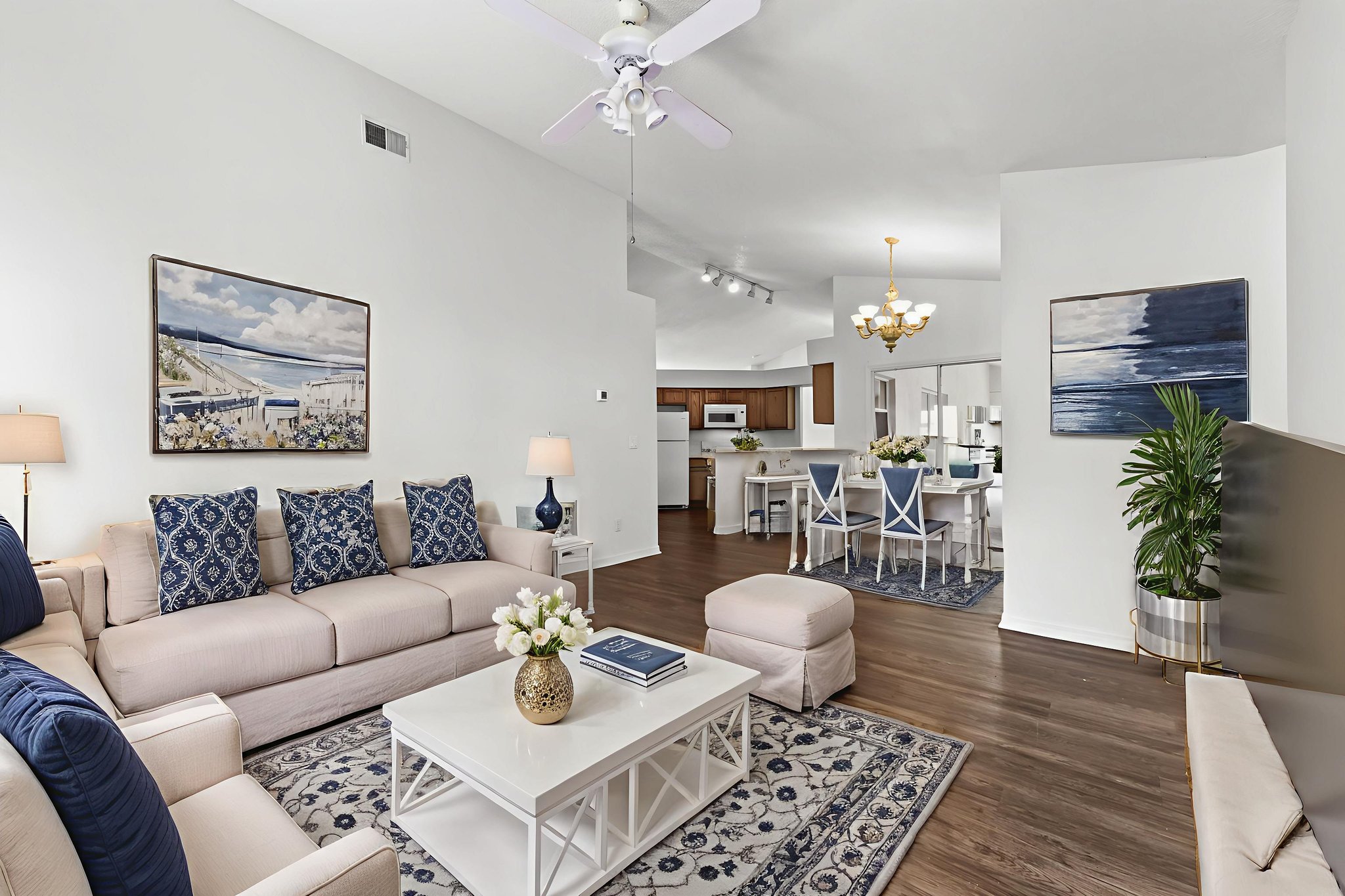 DSC_5566 virtually staged.jpeg