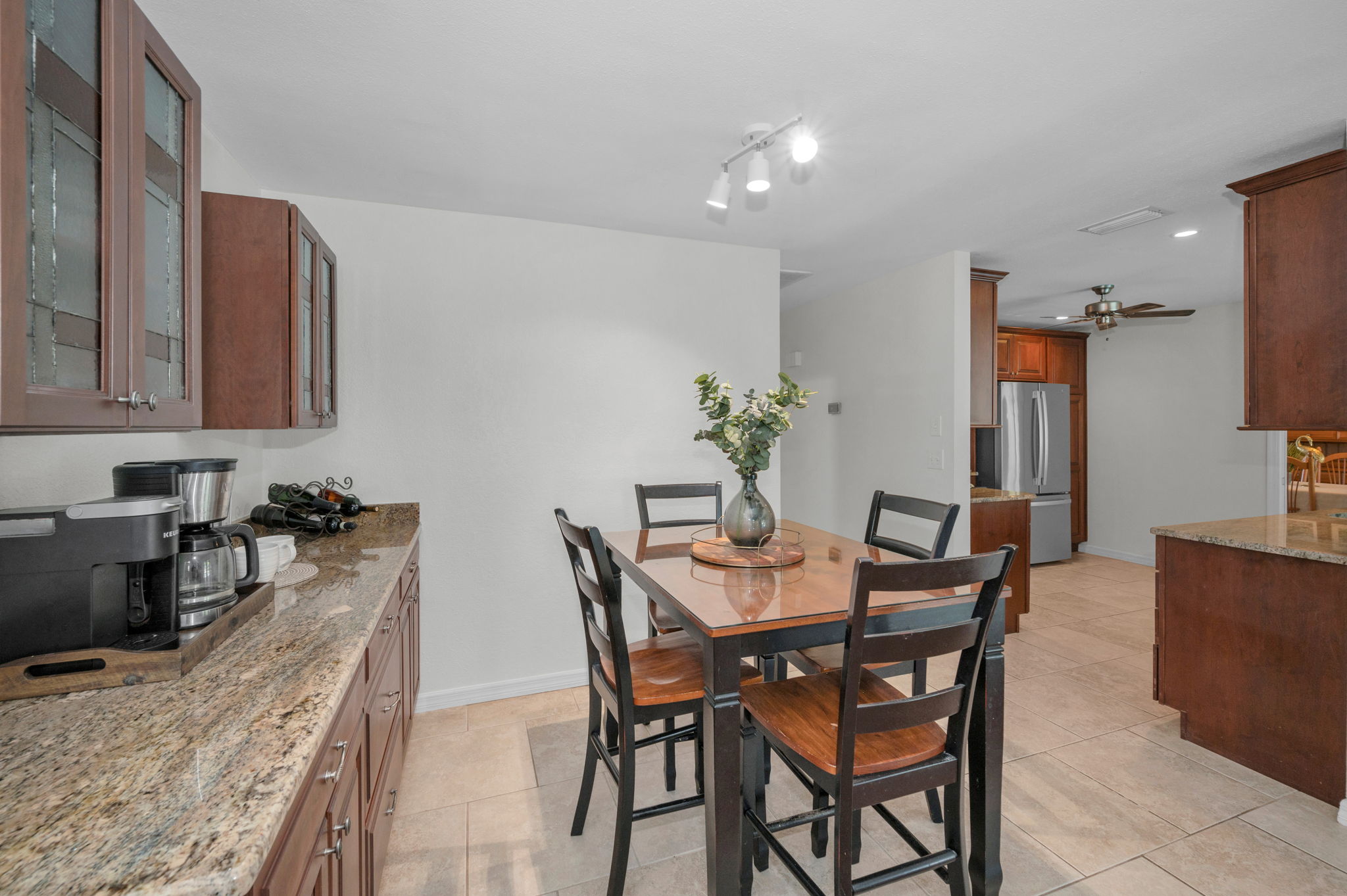 Kitchen Eat-in Area1