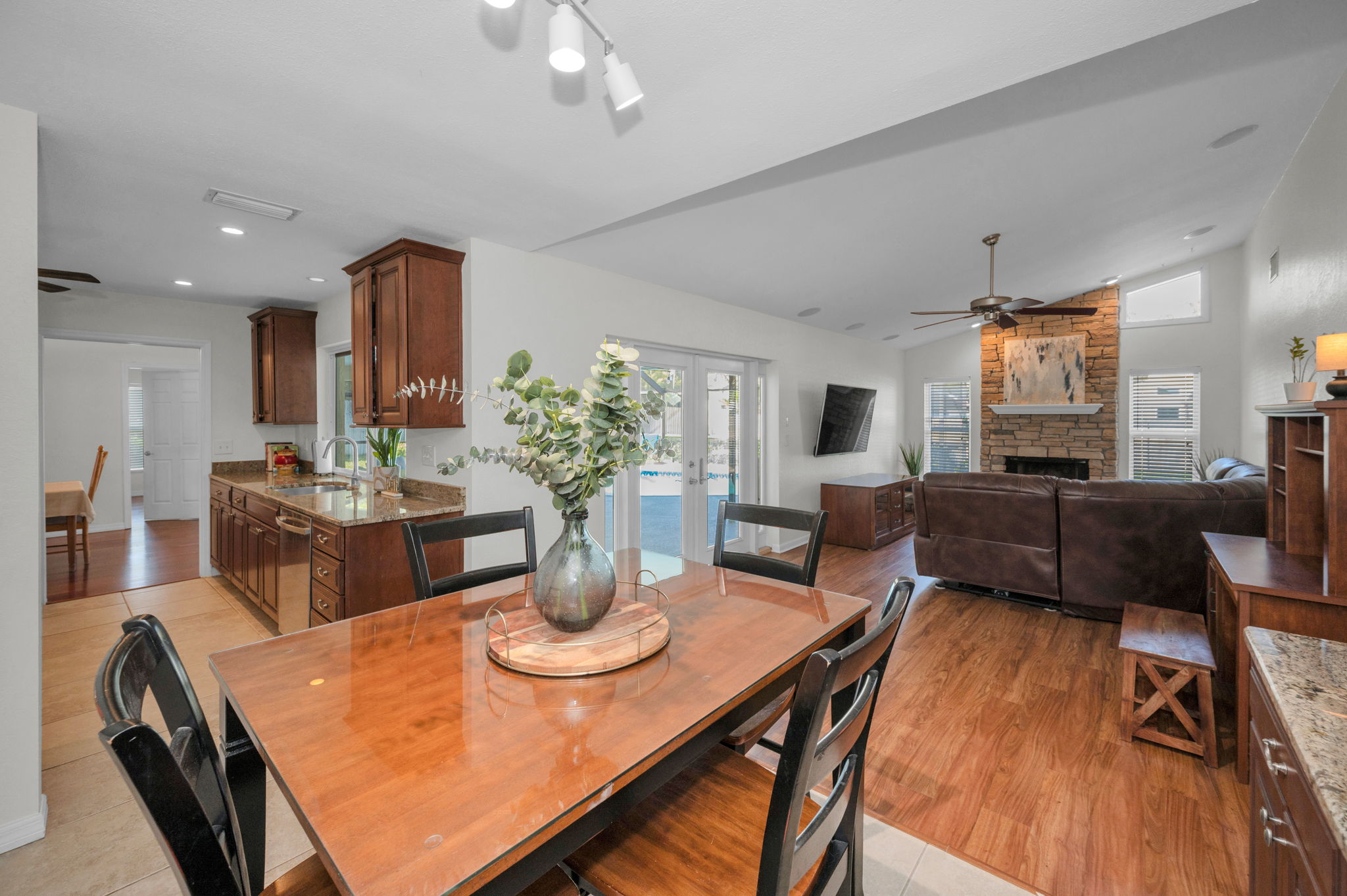 Kitchen Eat-in Area4