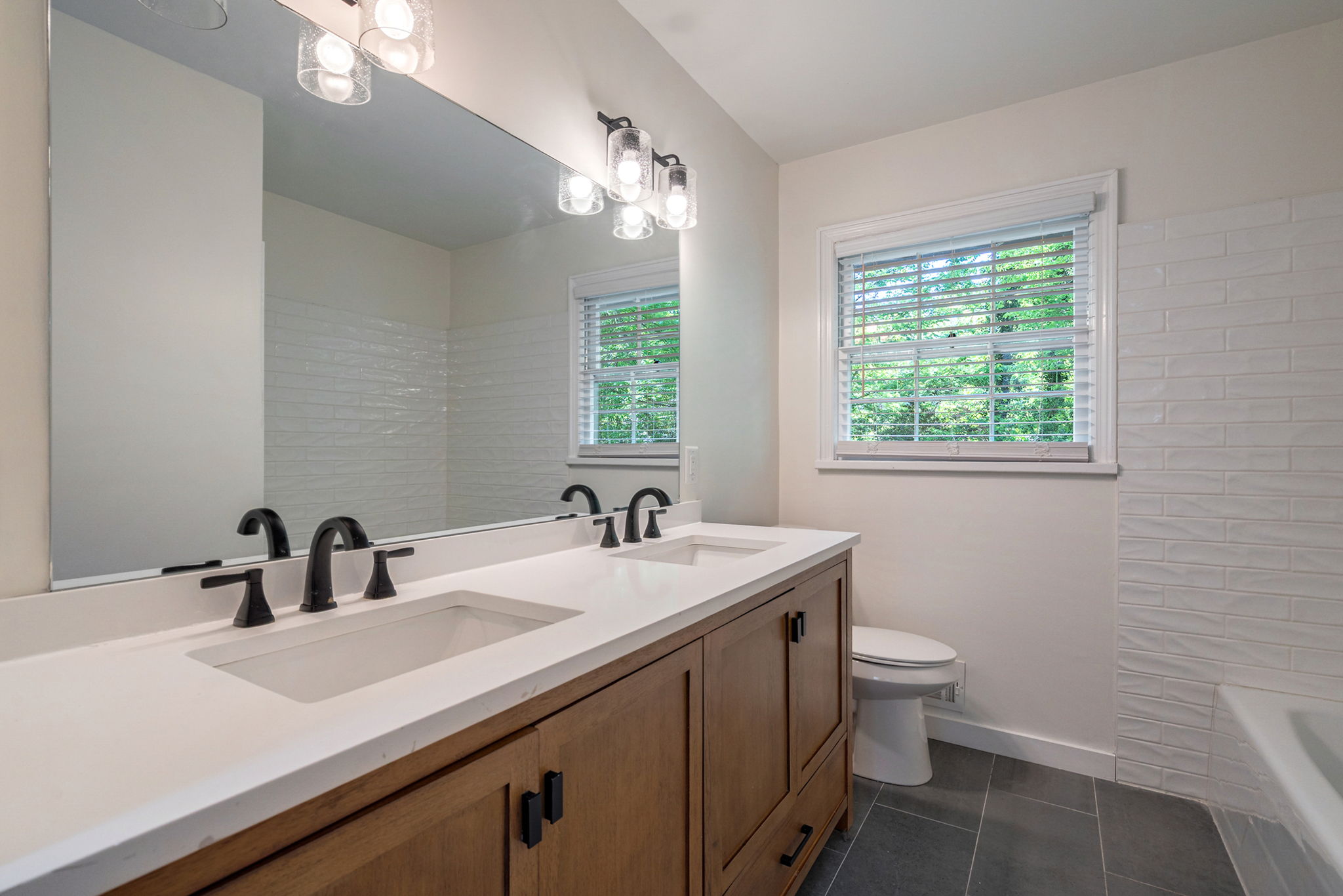 Upstairs Full Bathroom