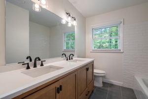 Upstairs Full Bathroom