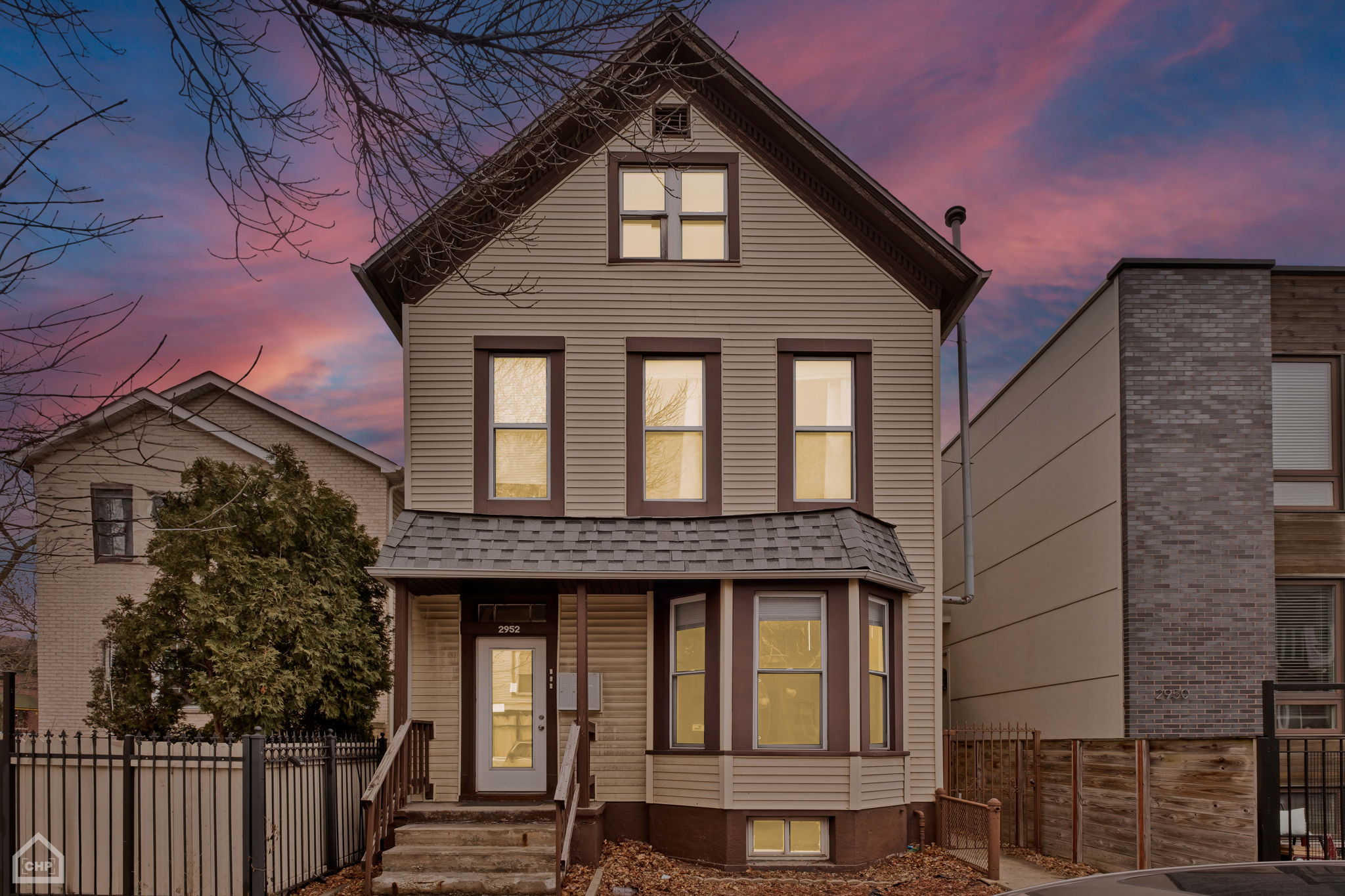 2952 W Lyndale St - Twilight_001