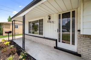Front Porch/Entrance