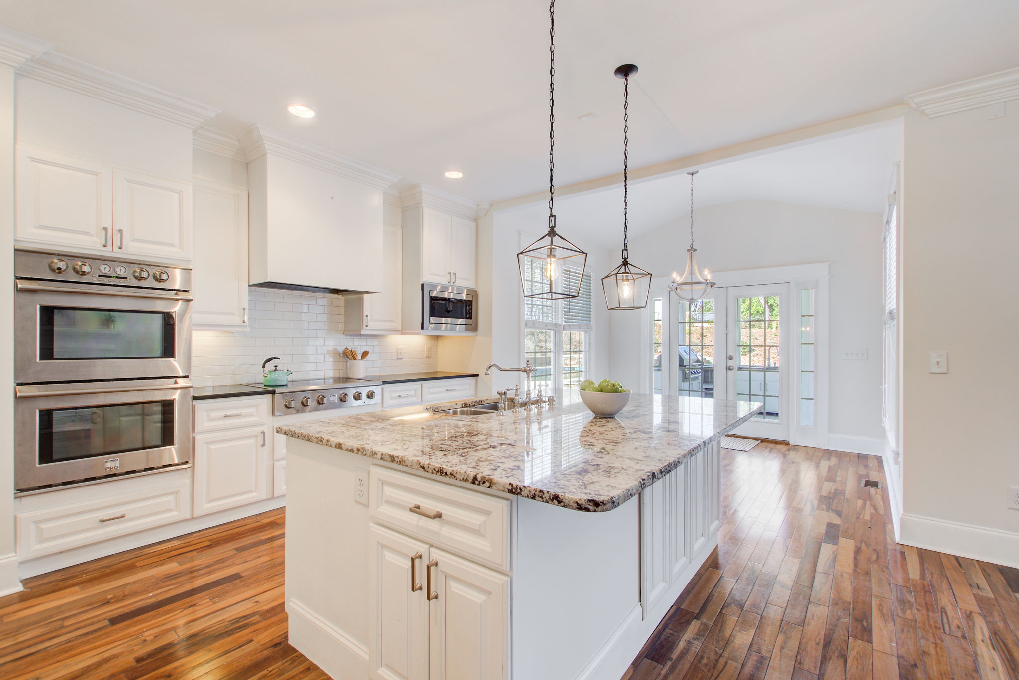 18 Kitchen B w Breakfast Area