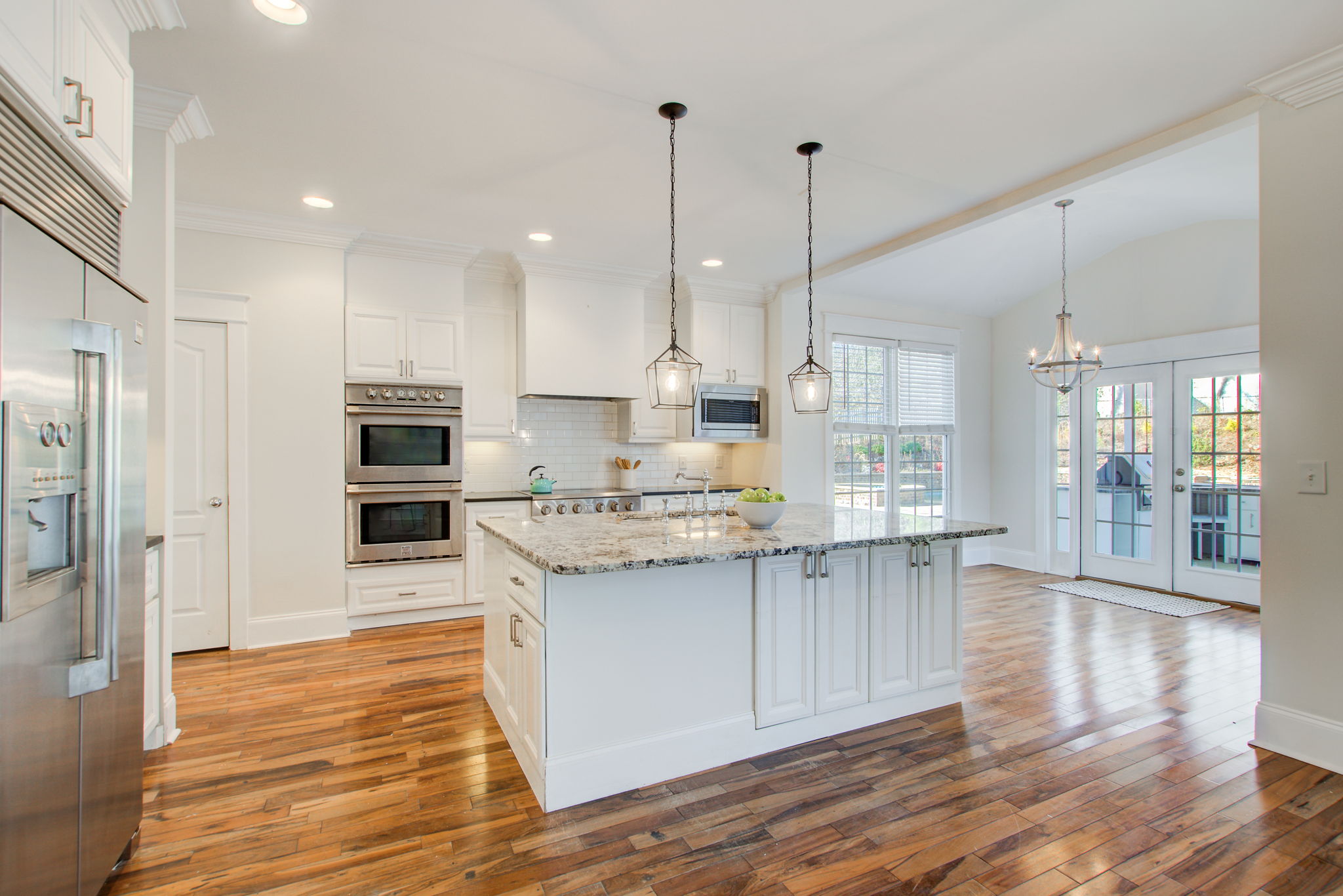 25 Kitchen C w Breakfast Area