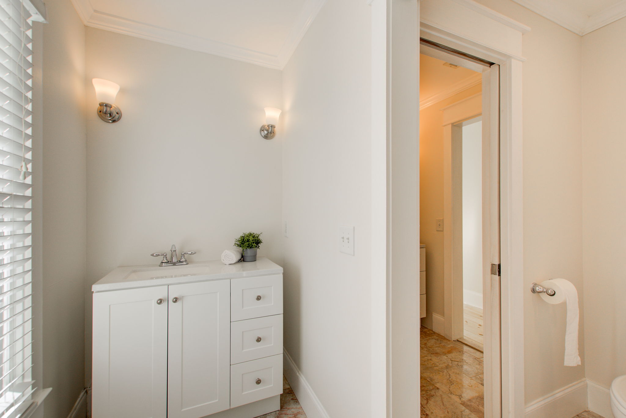 48 Jack + Jill BR 3 Vanity w WC Shower Acess