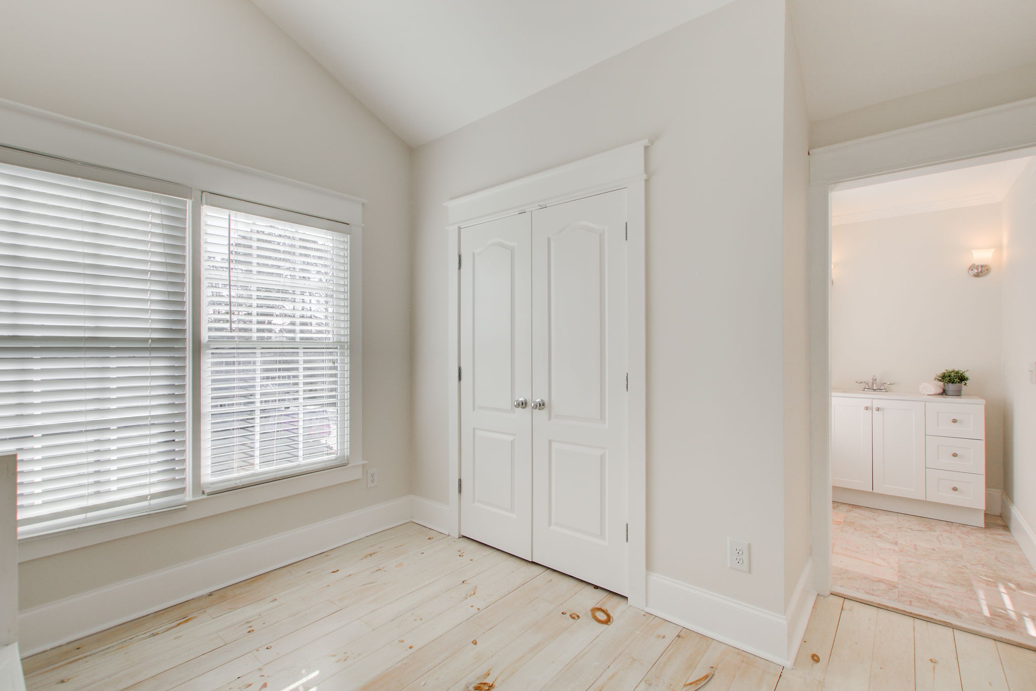 50 BR 3 B w J&J Bath View