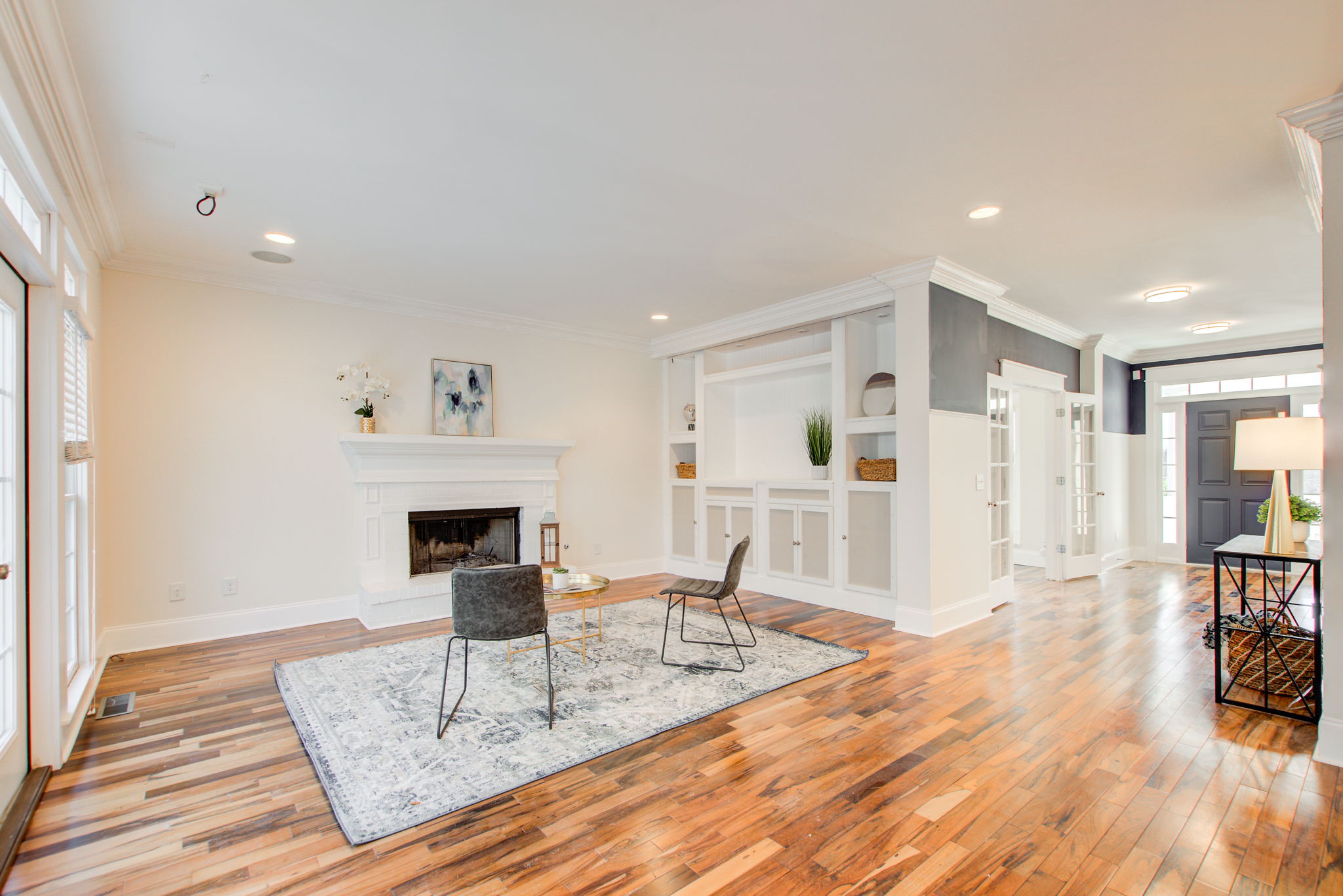 31 Living Room E w Foyer